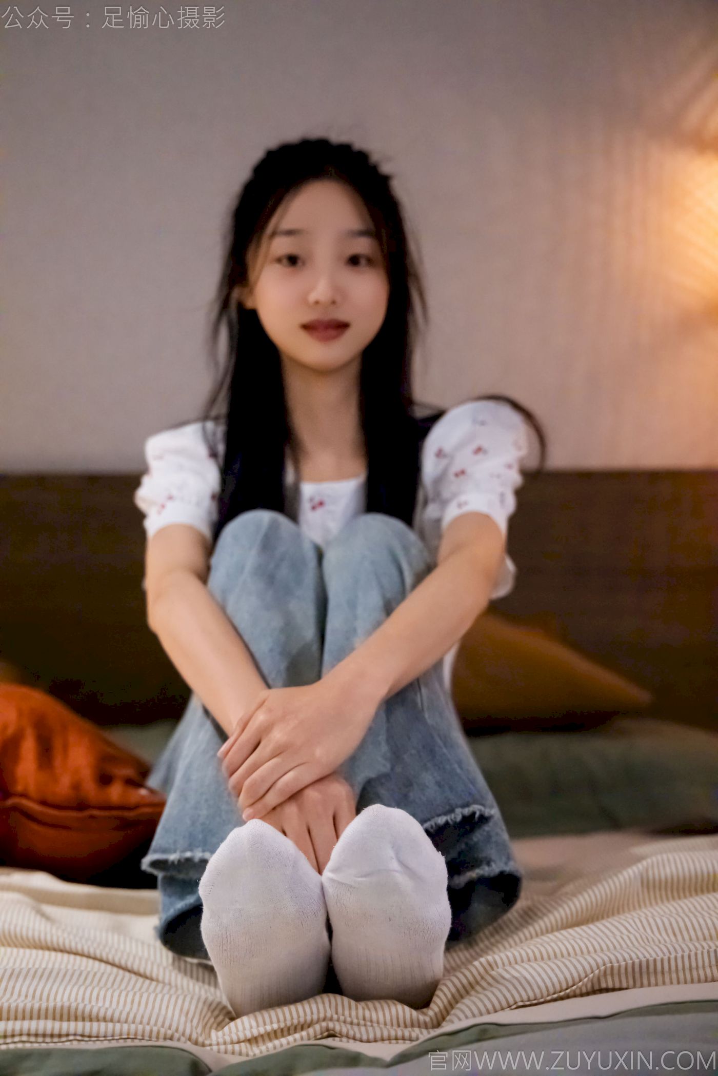 足愉心模特奶芙碎花衬衫牛仔长裤裸足摄影