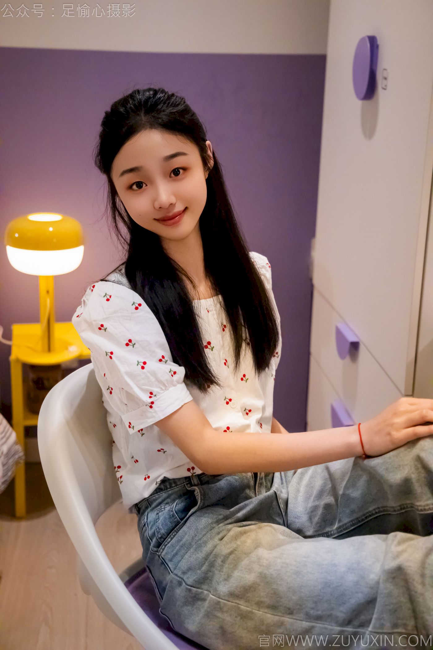 足愉心模特奶芙碎花衬衫牛仔长裤裸足摄影