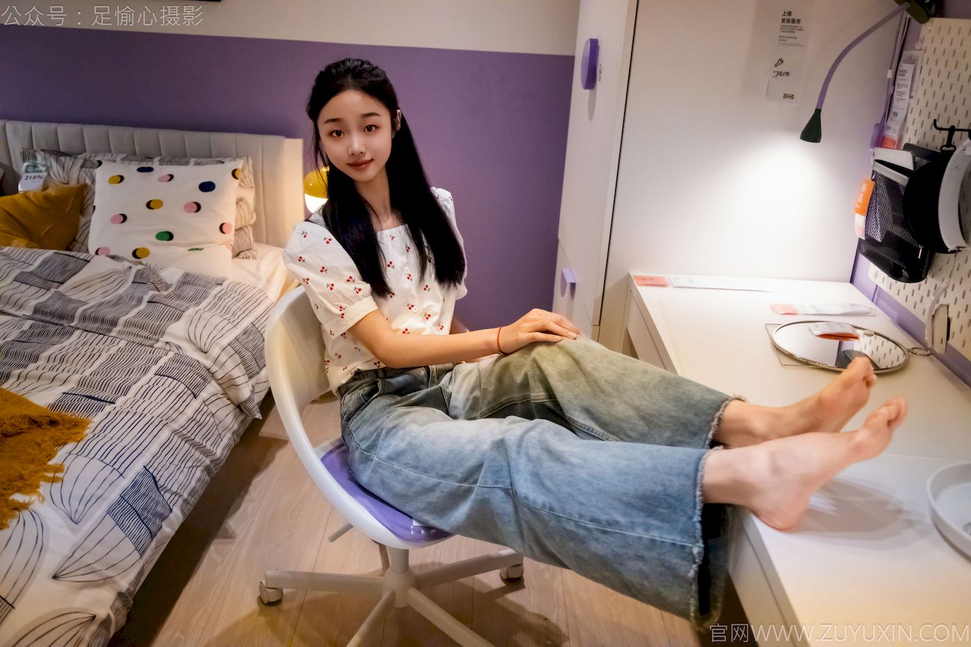 足愉心模特奶芙碎花衬衫牛仔长裤裸足摄影