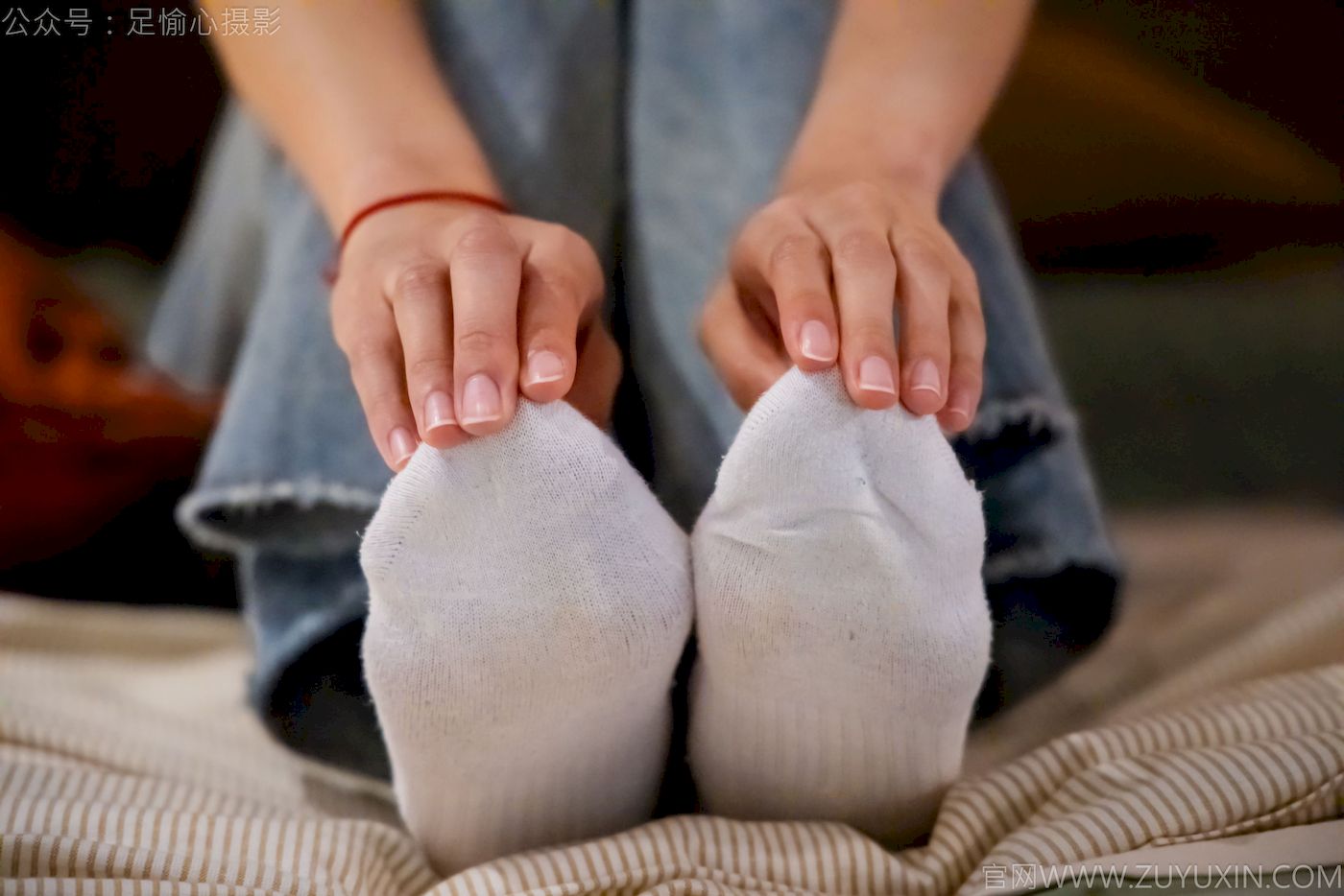 足愉心模特奶芙碎花衬衫牛仔长裤裸足摄影