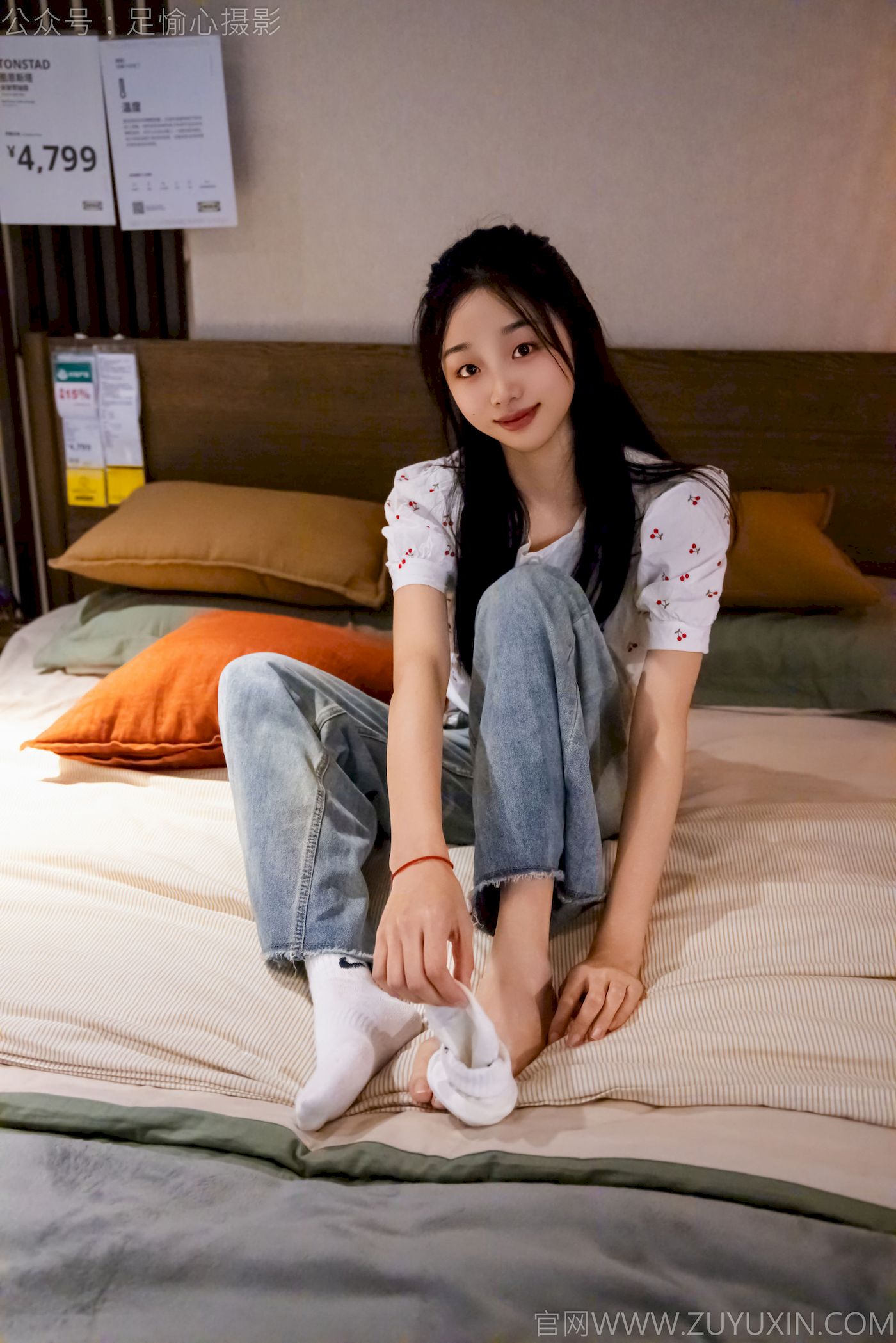 足愉心模特奶芙碎花衬衫牛仔长裤裸足摄影