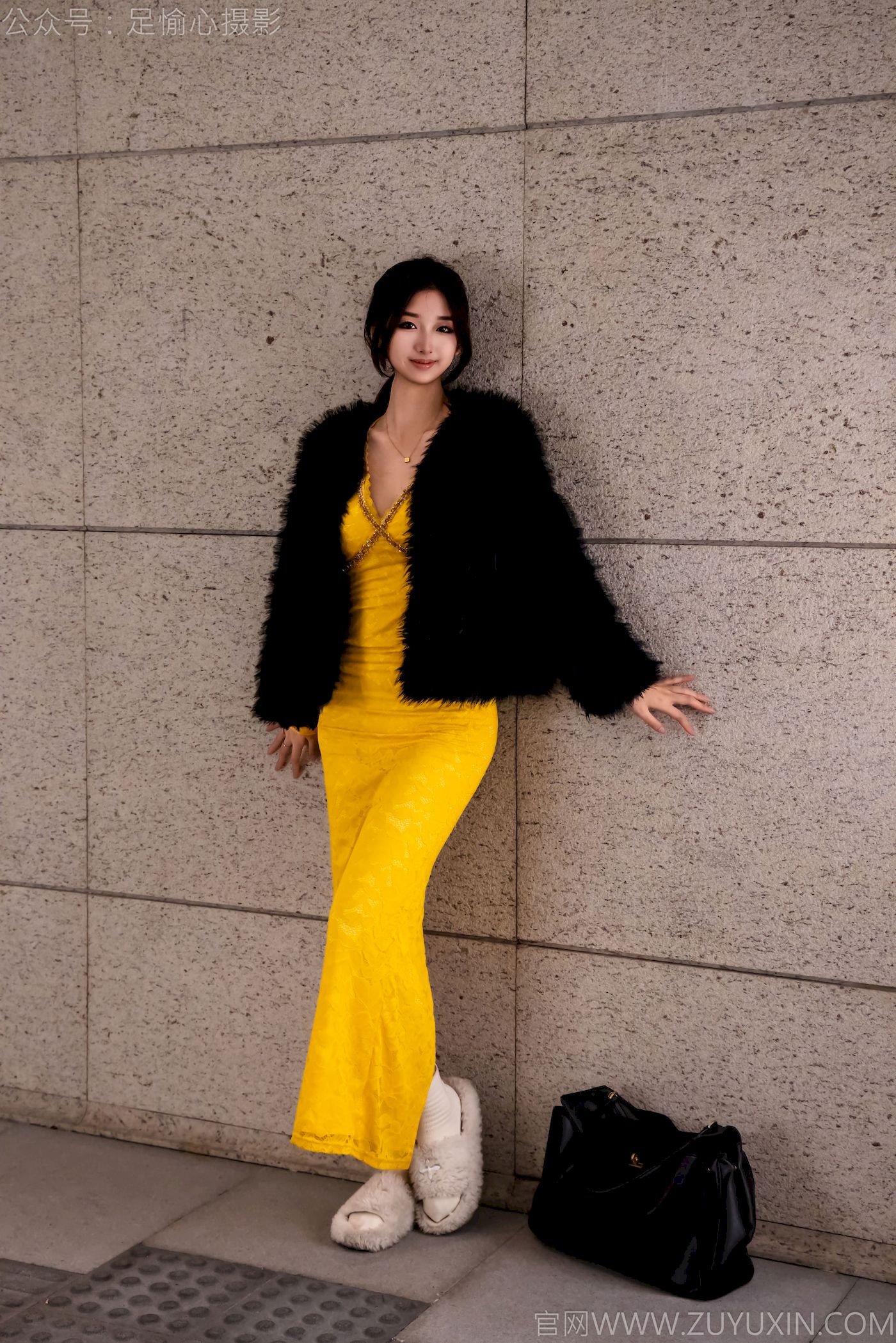 足愉心模特星朵黑色毛衫黄色连衣裙裸足摄影