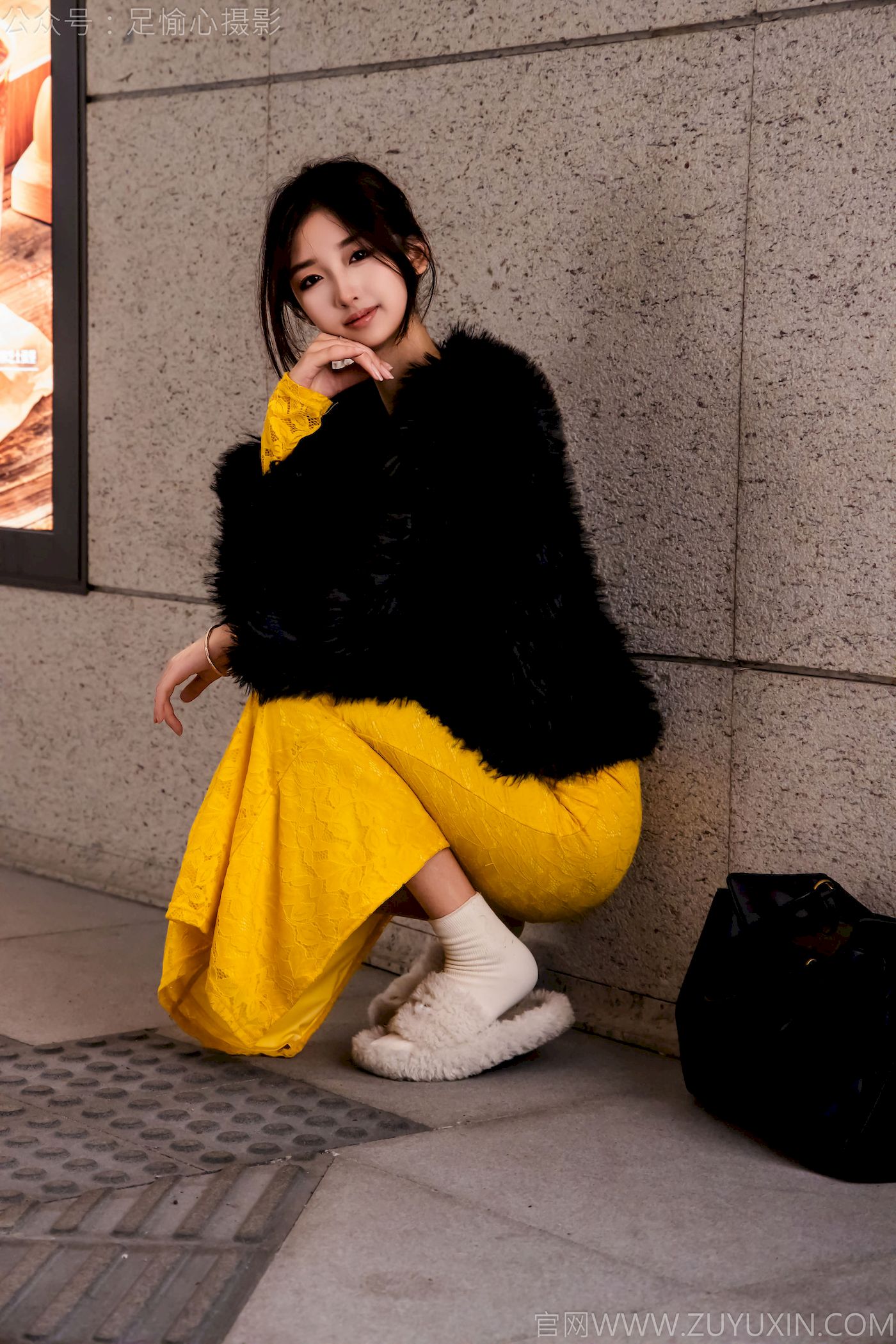 足愉心模特星朵黑色毛衫黄色连衣裙裸足摄影