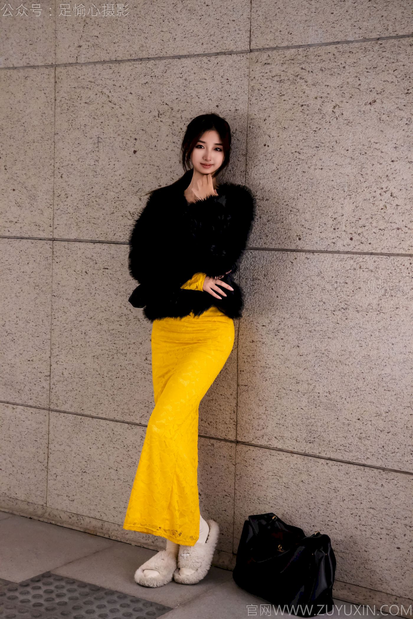 足愉心模特星朵黑色毛衫黄色连衣裙裸足摄影