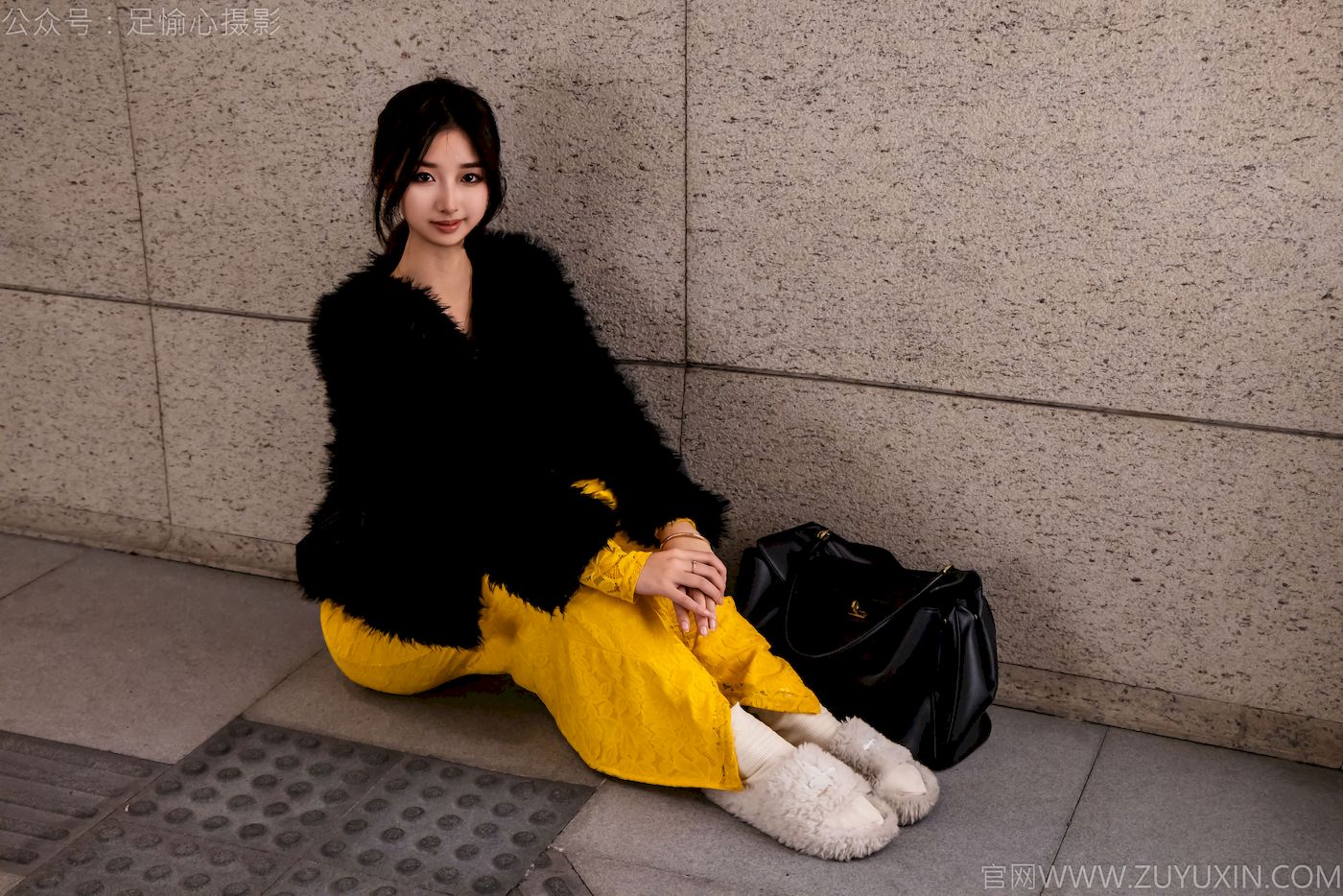 足愉心模特星朵黑色毛衫黄色连衣裙裸足摄影