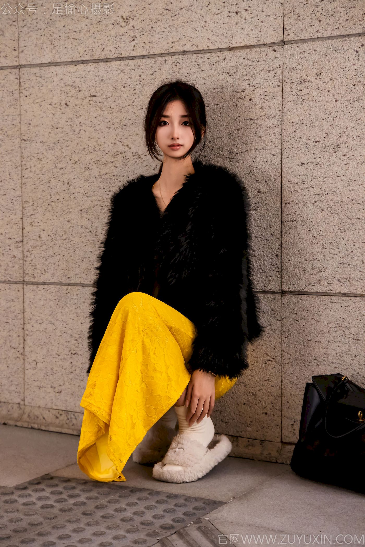 足愉心模特星朵黑色毛衫黄色连衣裙裸足摄影