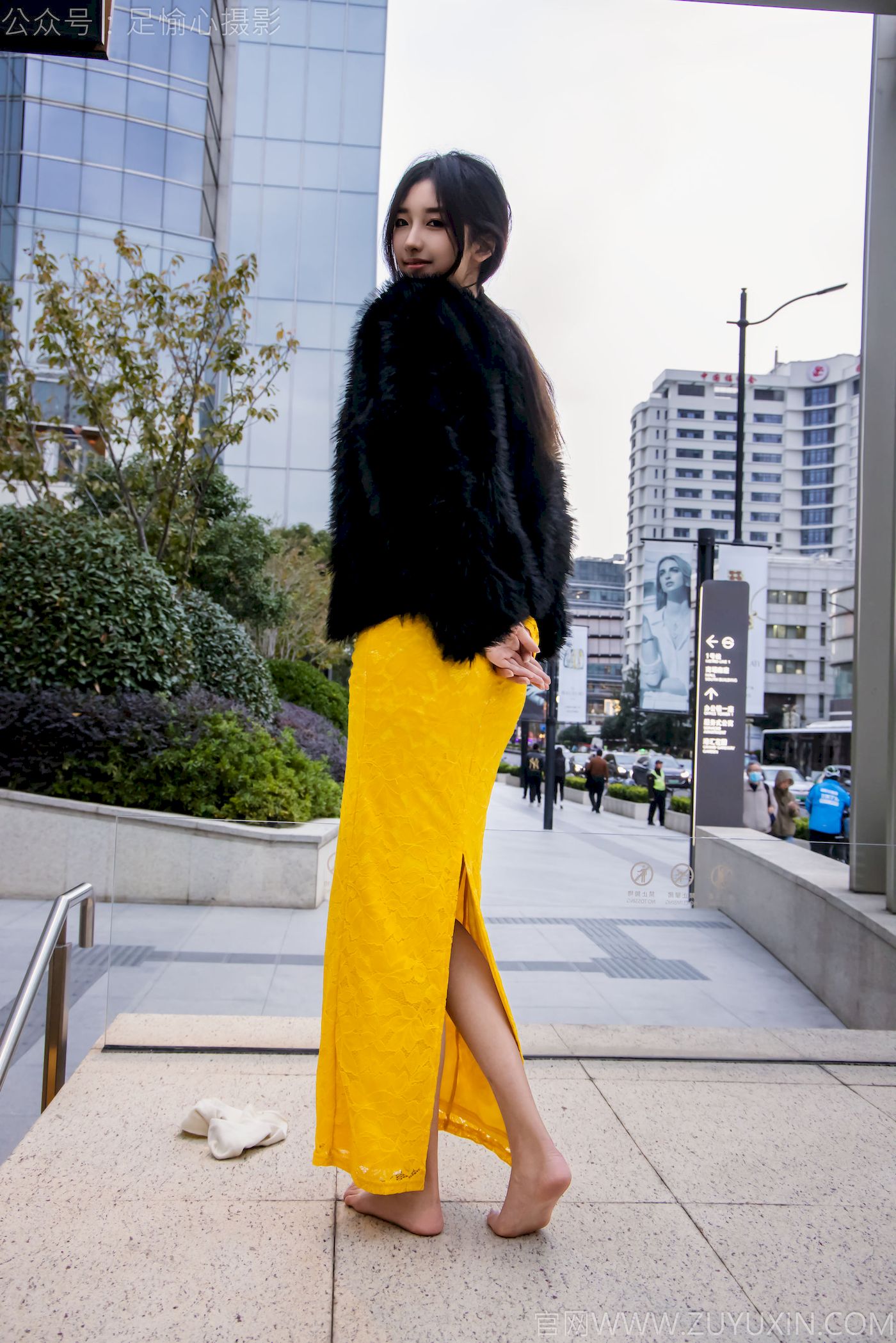 足愉心模特星朵黑色毛衫黄色连衣裙裸足摄影