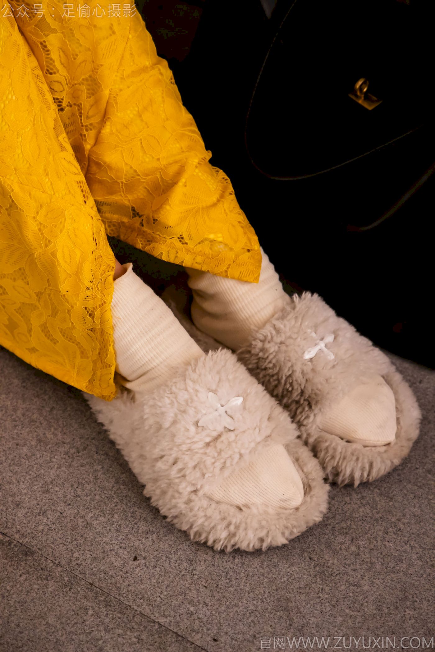 足愉心模特星朵黑色毛衫黄色连衣裙裸足摄影