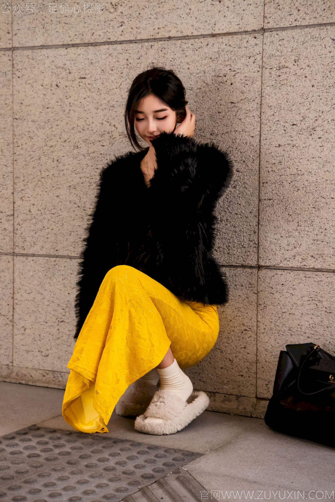 足愉心模特星朵黑色毛衫黄色连衣裙裸足摄影