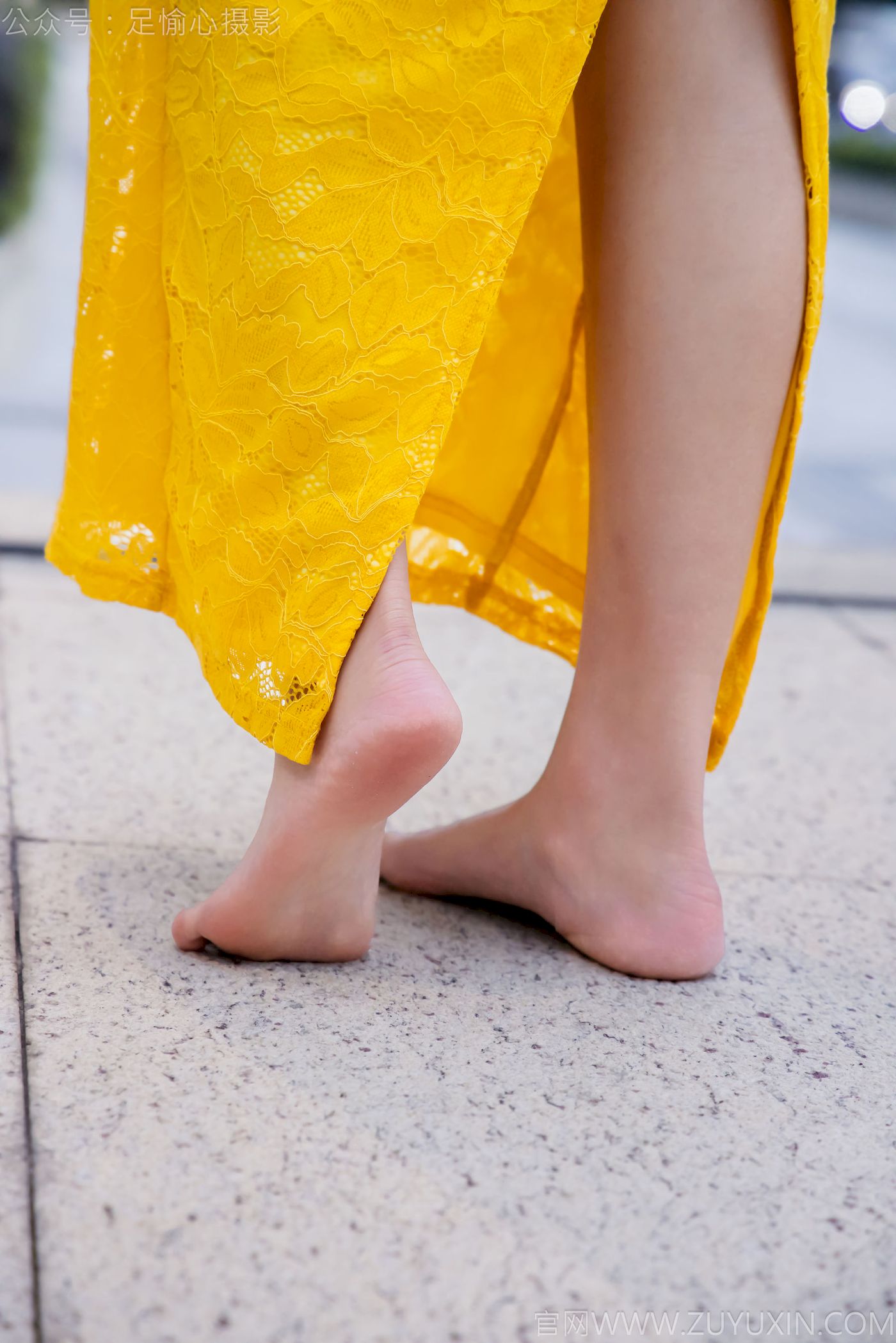 足愉心模特星朵黑色毛衫黄色连衣裙裸足摄影