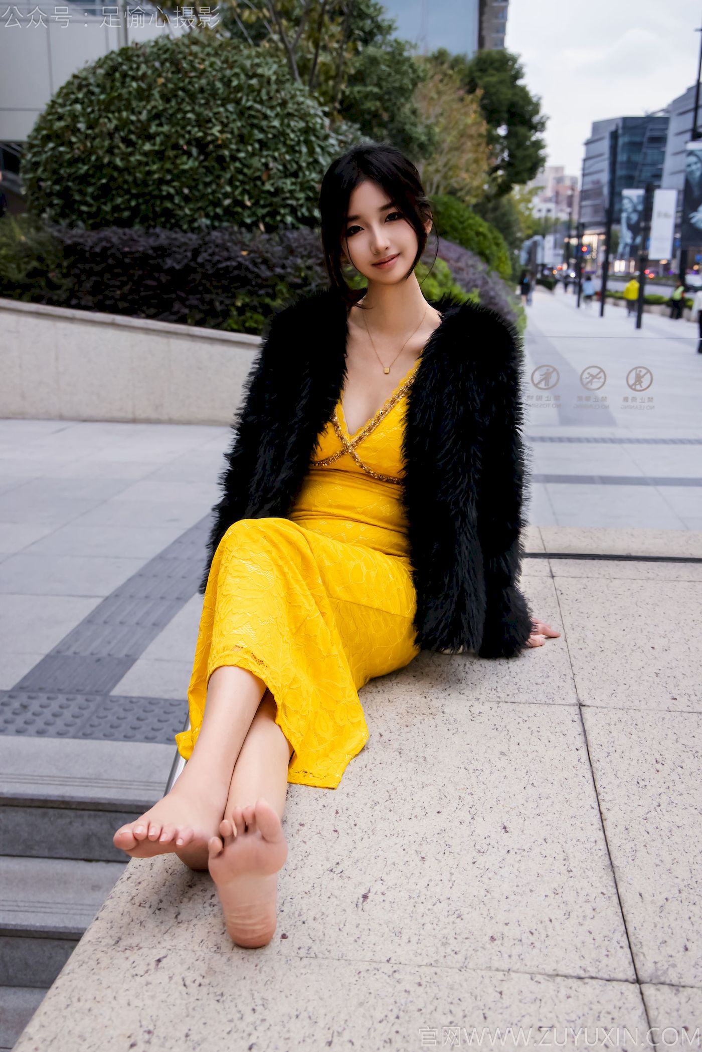 足愉心模特星朵黑色毛衫黄色连衣裙裸足摄影