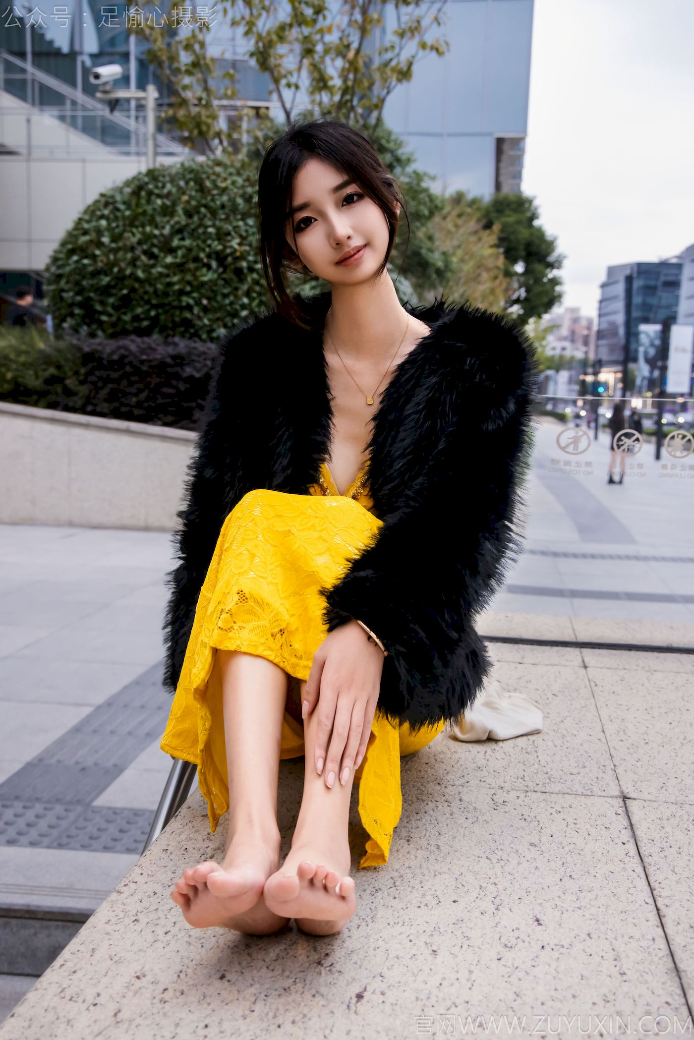 足愉心模特星朵黑色毛衫黄色连衣裙裸足摄影