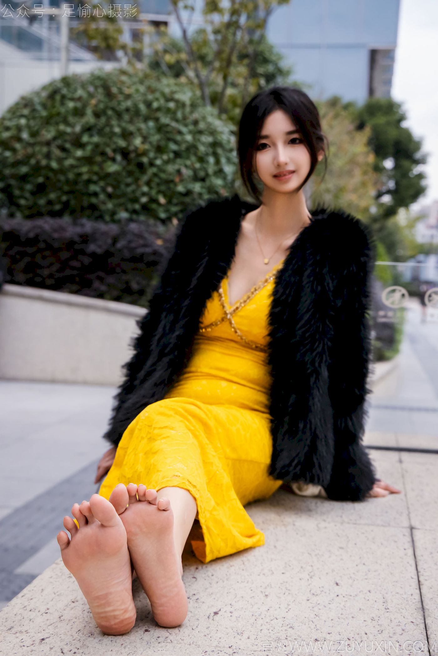 足愉心模特星朵黑色毛衫黄色连衣裙裸足摄影