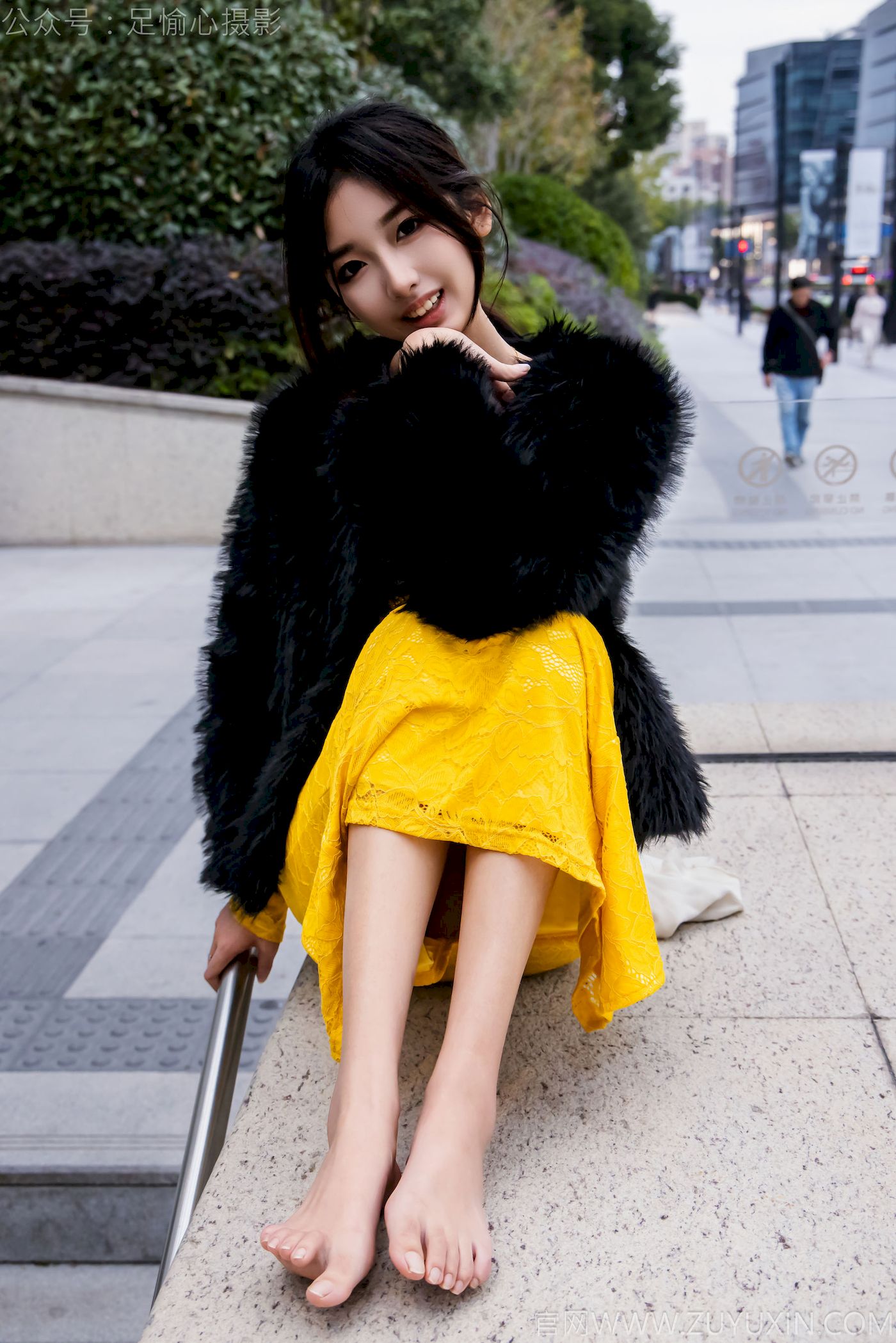 足愉心模特星朵黑色毛衫黄色连衣裙裸足摄影