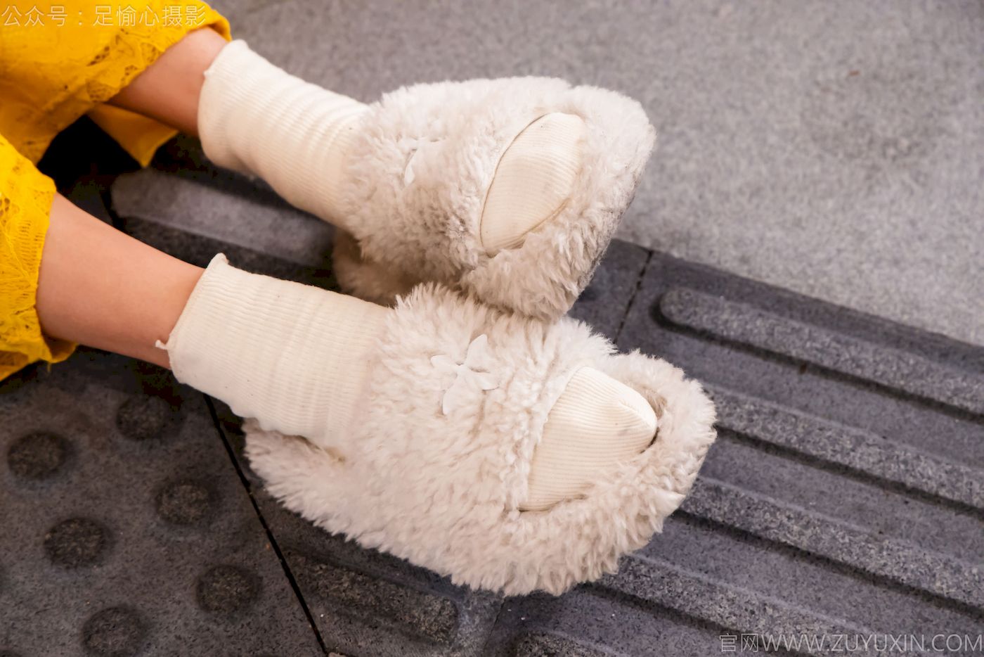 足愉心模特星朵黑色毛衫黄色连衣裙裸足摄影