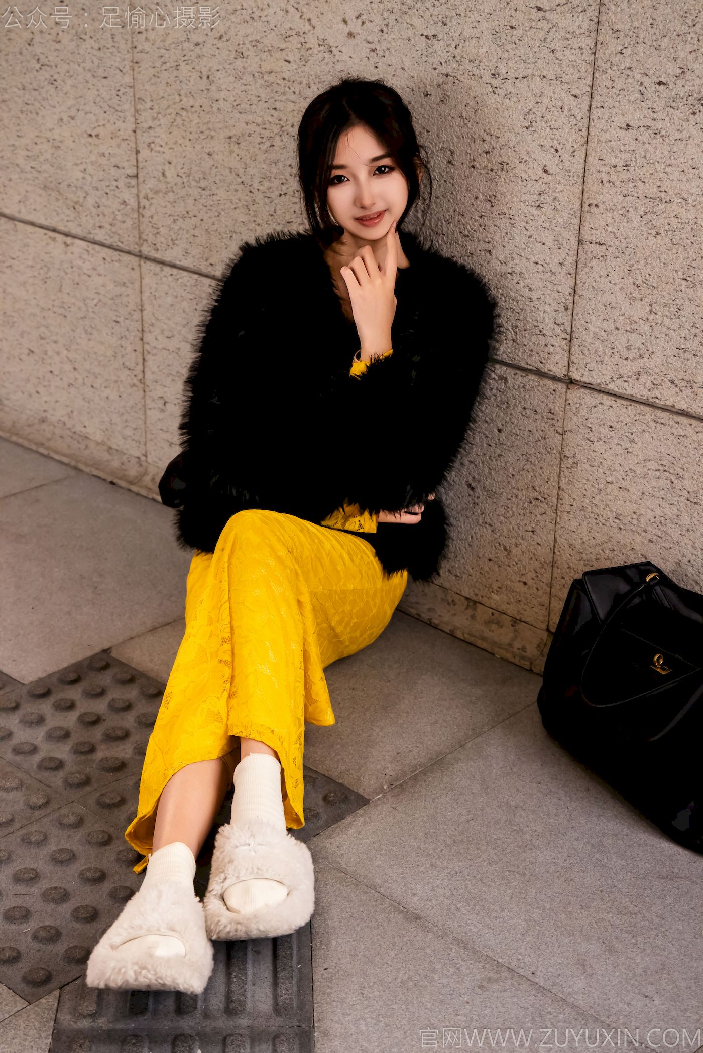 足愉心模特星朵黑色毛衫黄色连衣裙裸足摄影