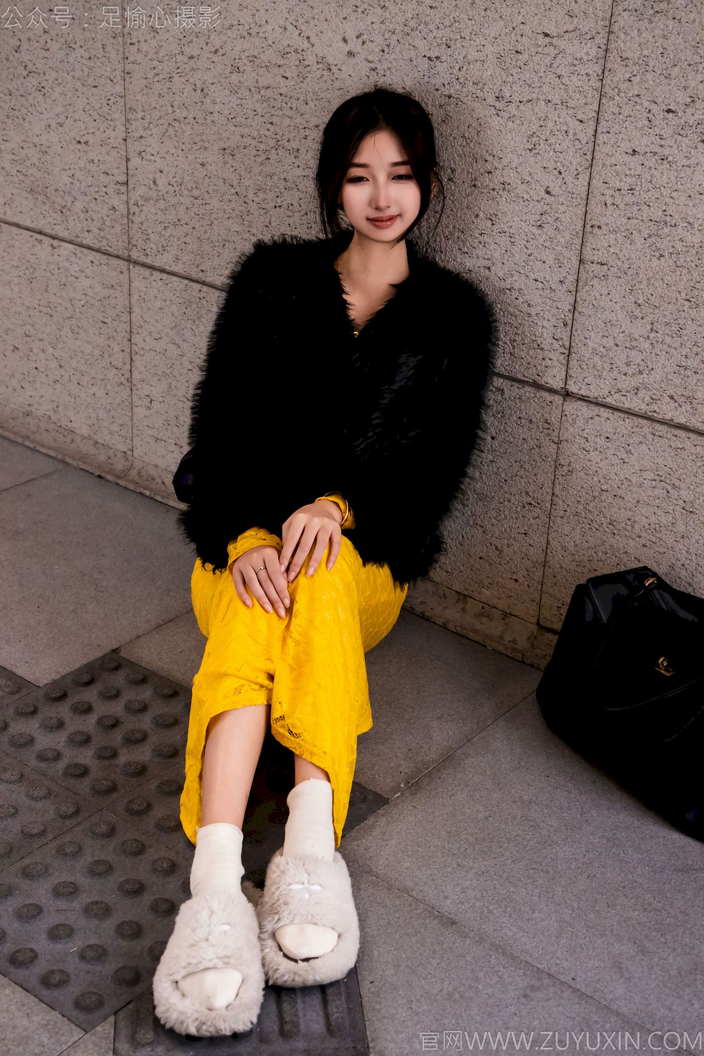 足愉心模特星朵黑色毛衫黄色连衣裙裸足摄影