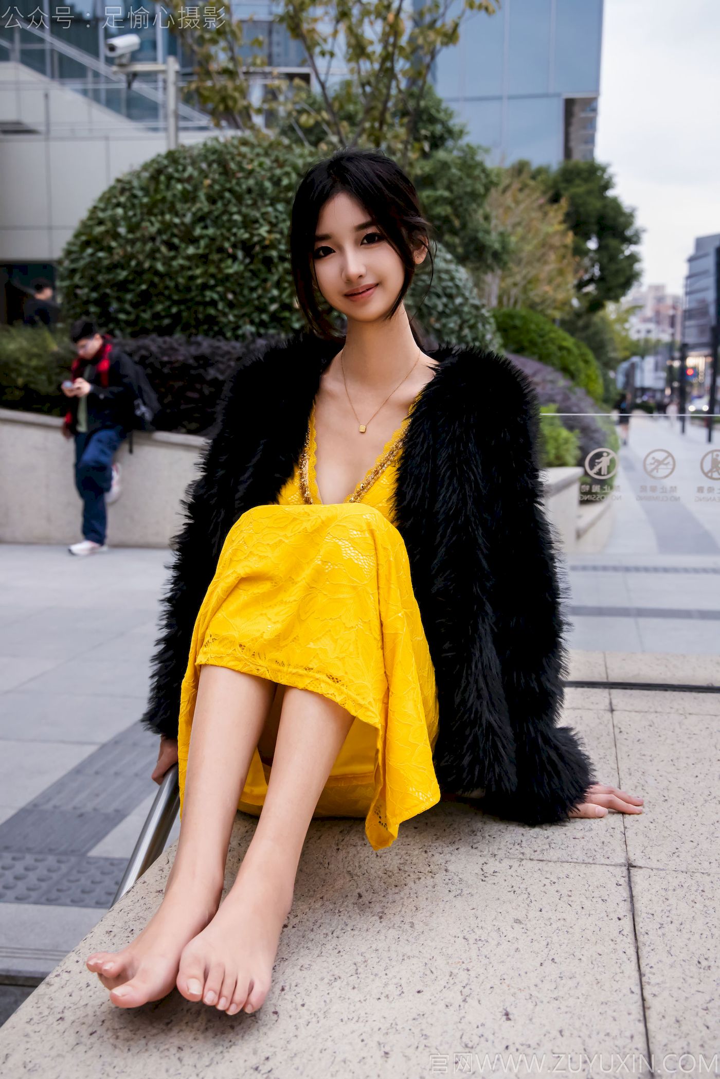 足愉心模特星朵黑色毛衫黄色连衣裙裸足摄影