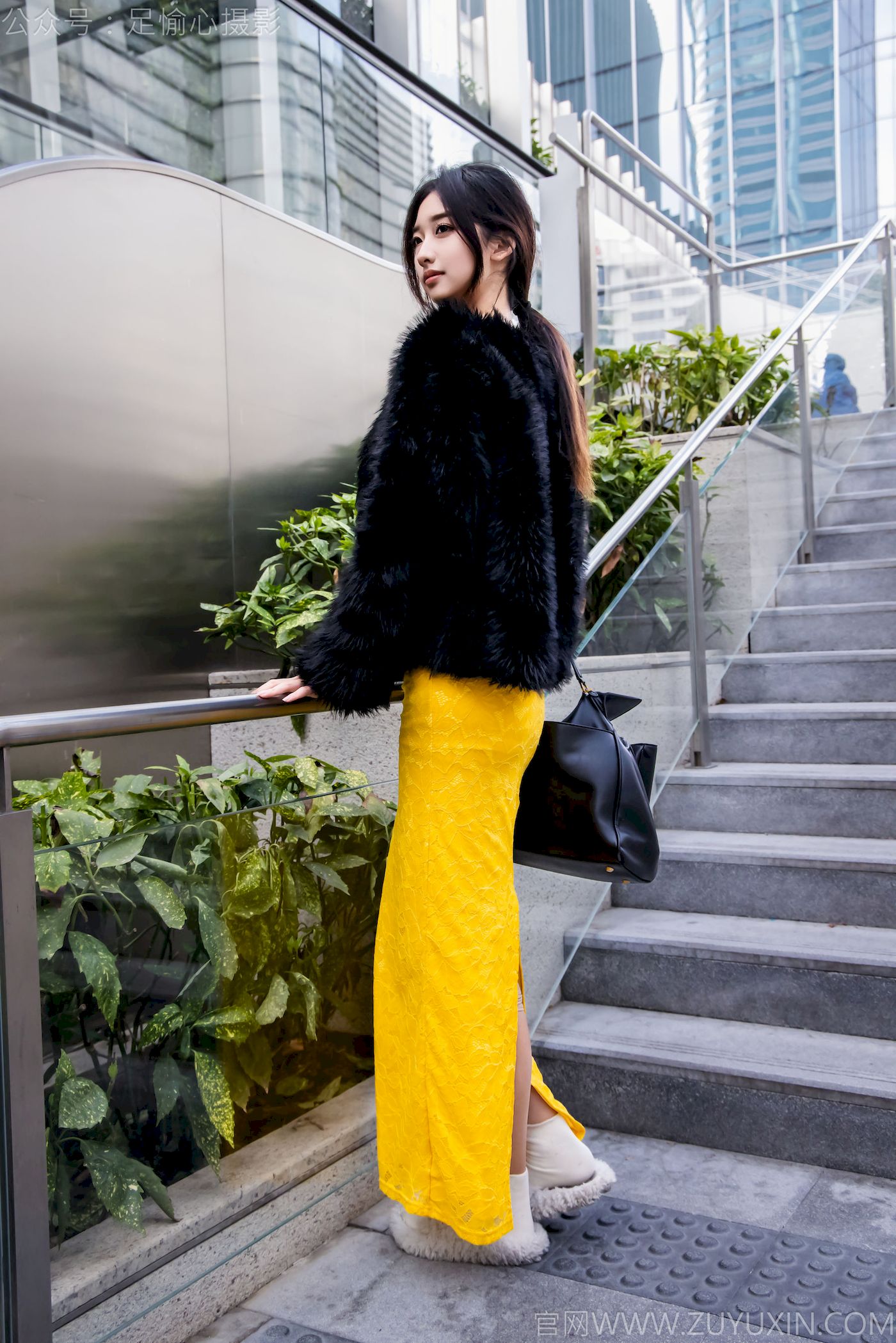 足愉心模特星朵黑色毛衫黄色连衣裙裸足摄影