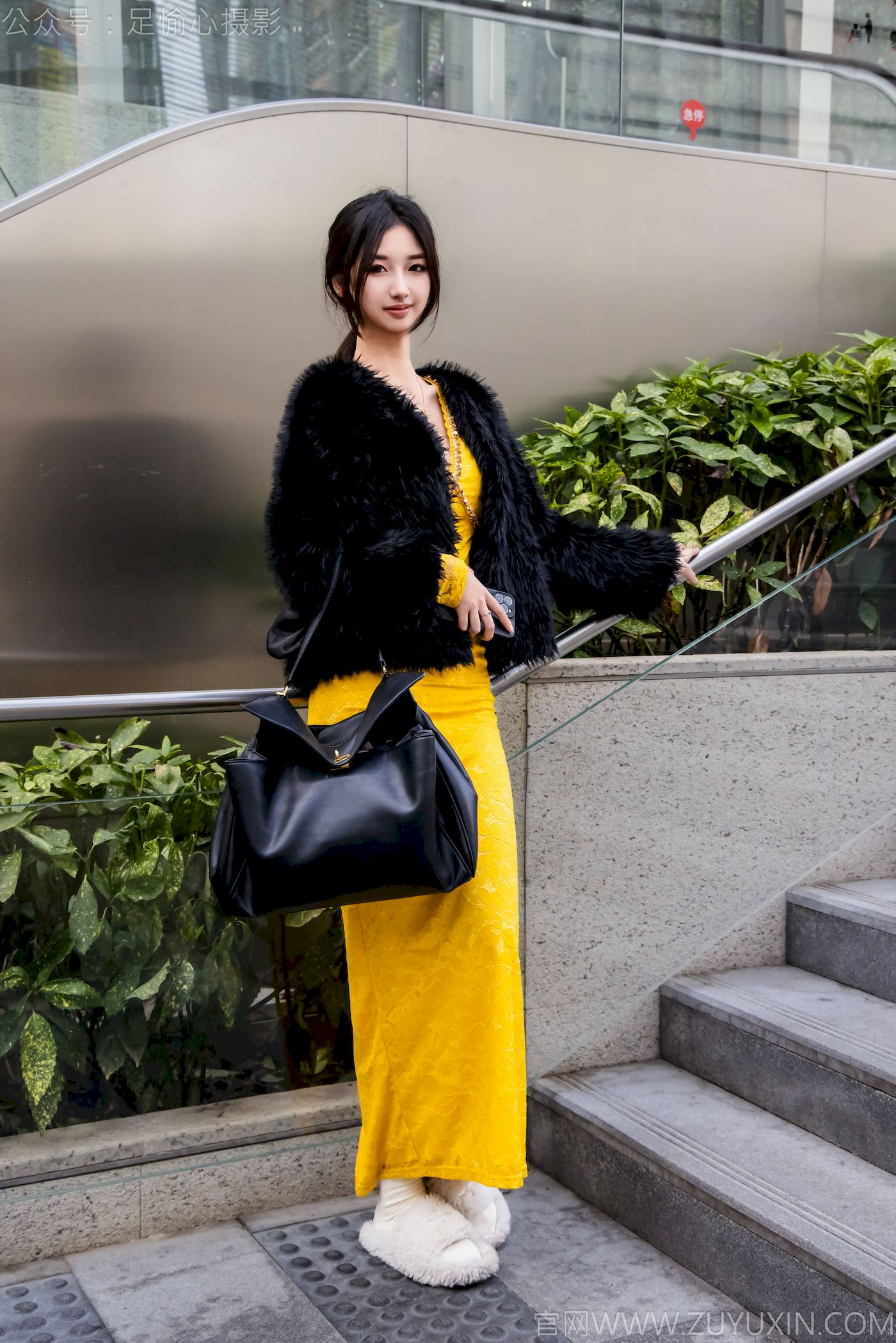 足愉心模特星朵黑色毛衫黄色连衣裙裸足摄影