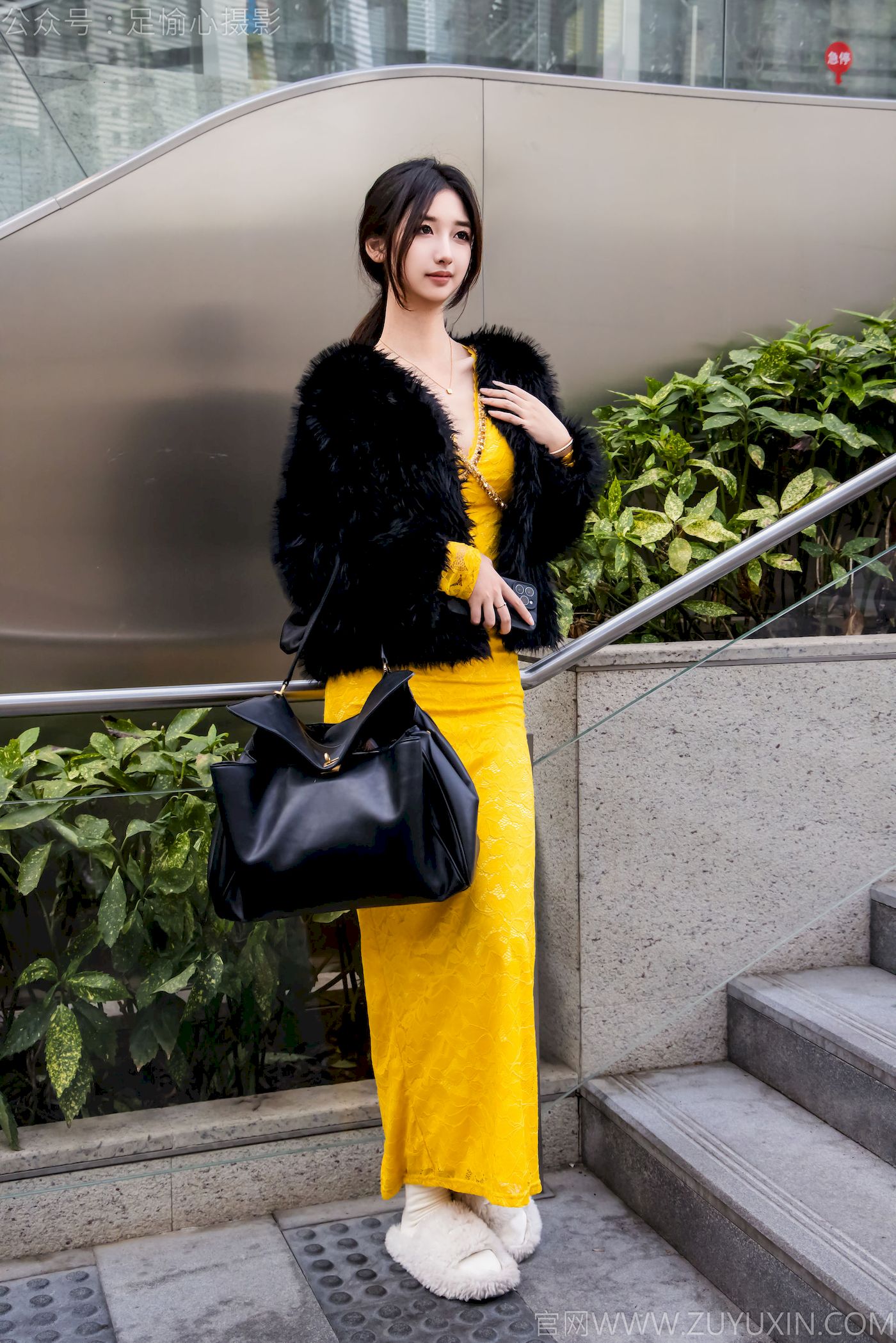 足愉心模特星朵黑色毛衫黄色连衣裙裸足摄影