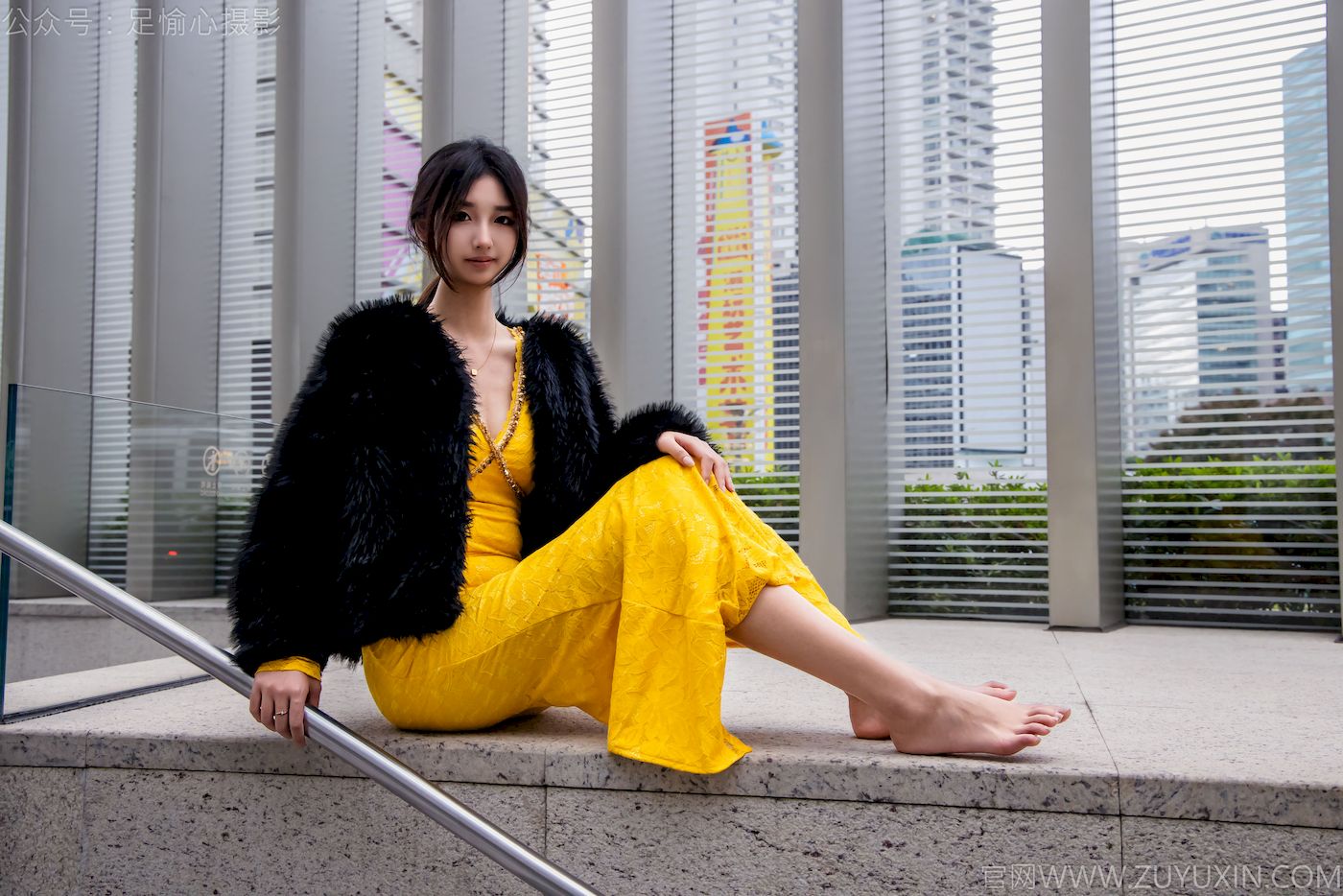 足愉心模特星朵黑色毛衫黄色连衣裙裸足摄影