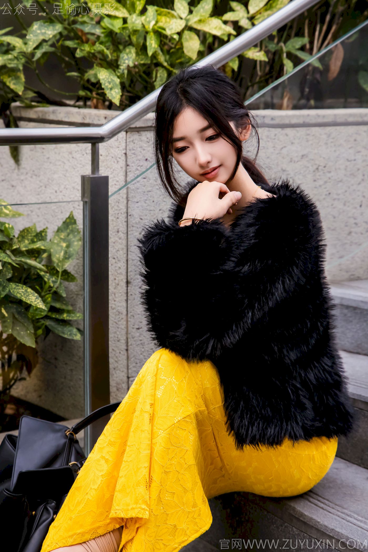 足愉心模特星朵黑色毛衫黄色连衣裙裸足摄影