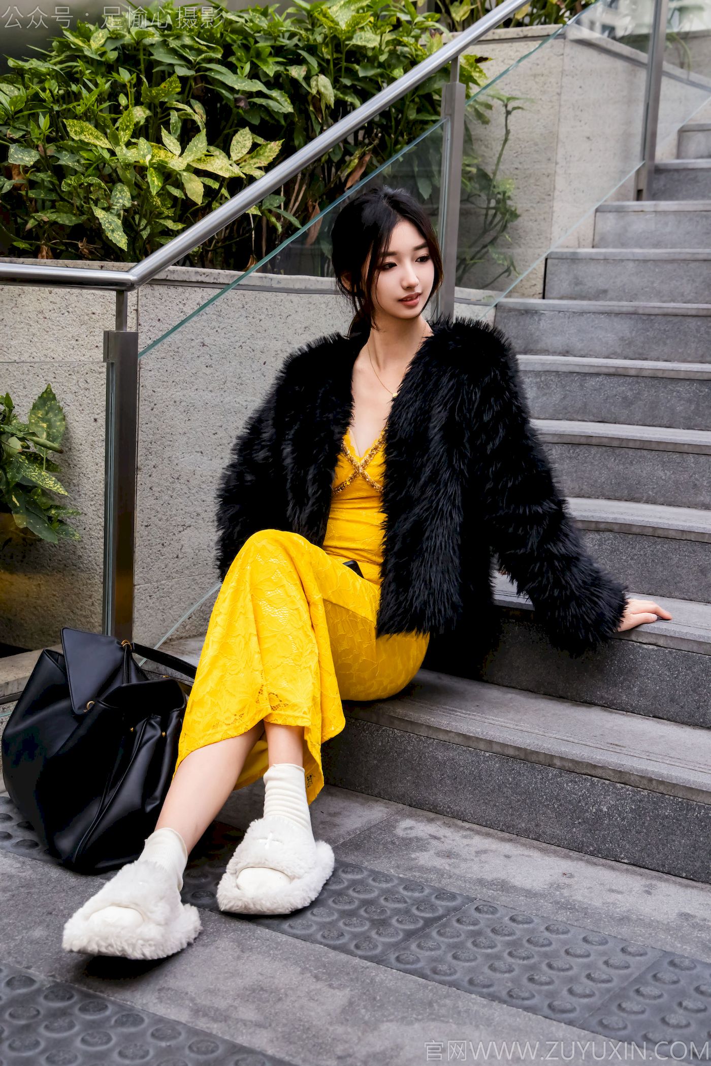 足愉心模特星朵黑色毛衫黄色连衣裙裸足摄影