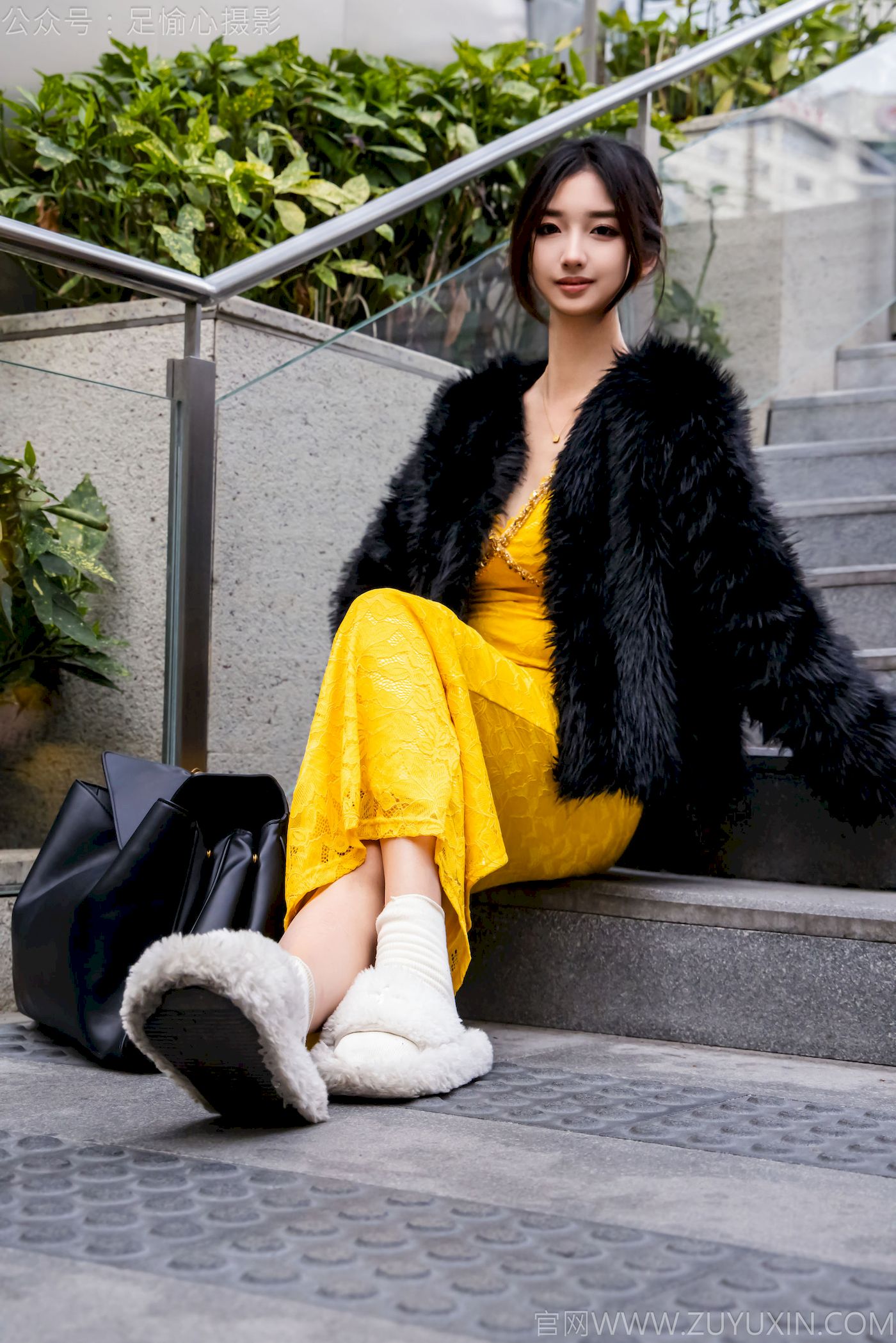 足愉心模特星朵黑色毛衫黄色连衣裙裸足摄影