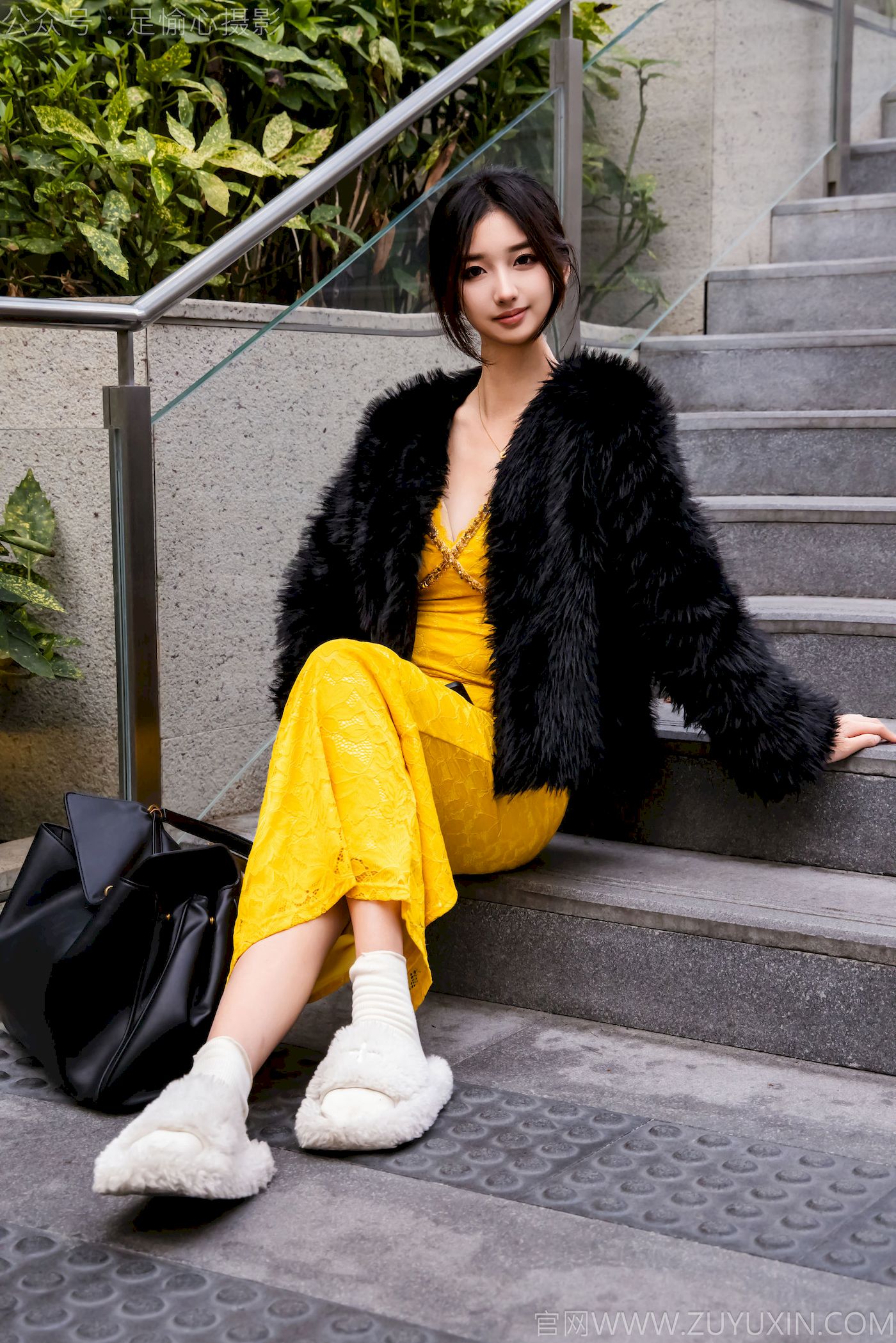 足愉心模特星朵黑色毛衫黄色连衣裙裸足摄影