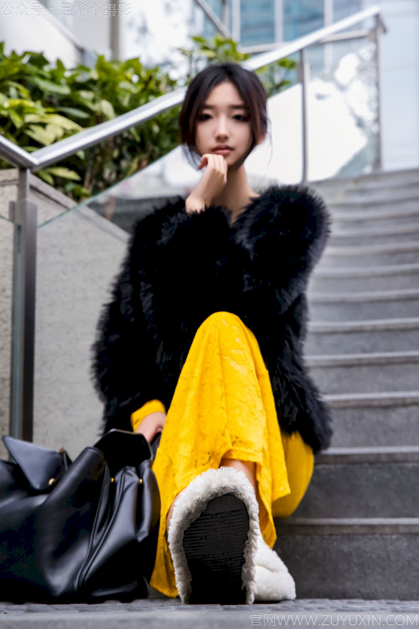 足愉心模特星朵黑色毛衫黄色连衣裙裸足摄影