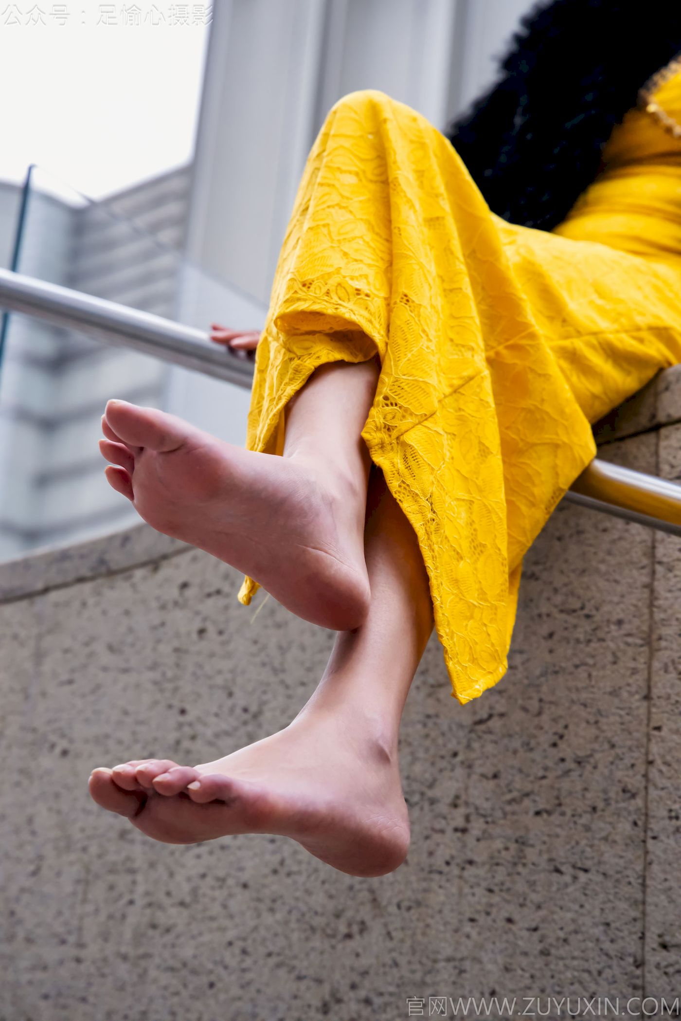 足愉心模特星朵黑色毛衫黄色连衣裙裸足摄影