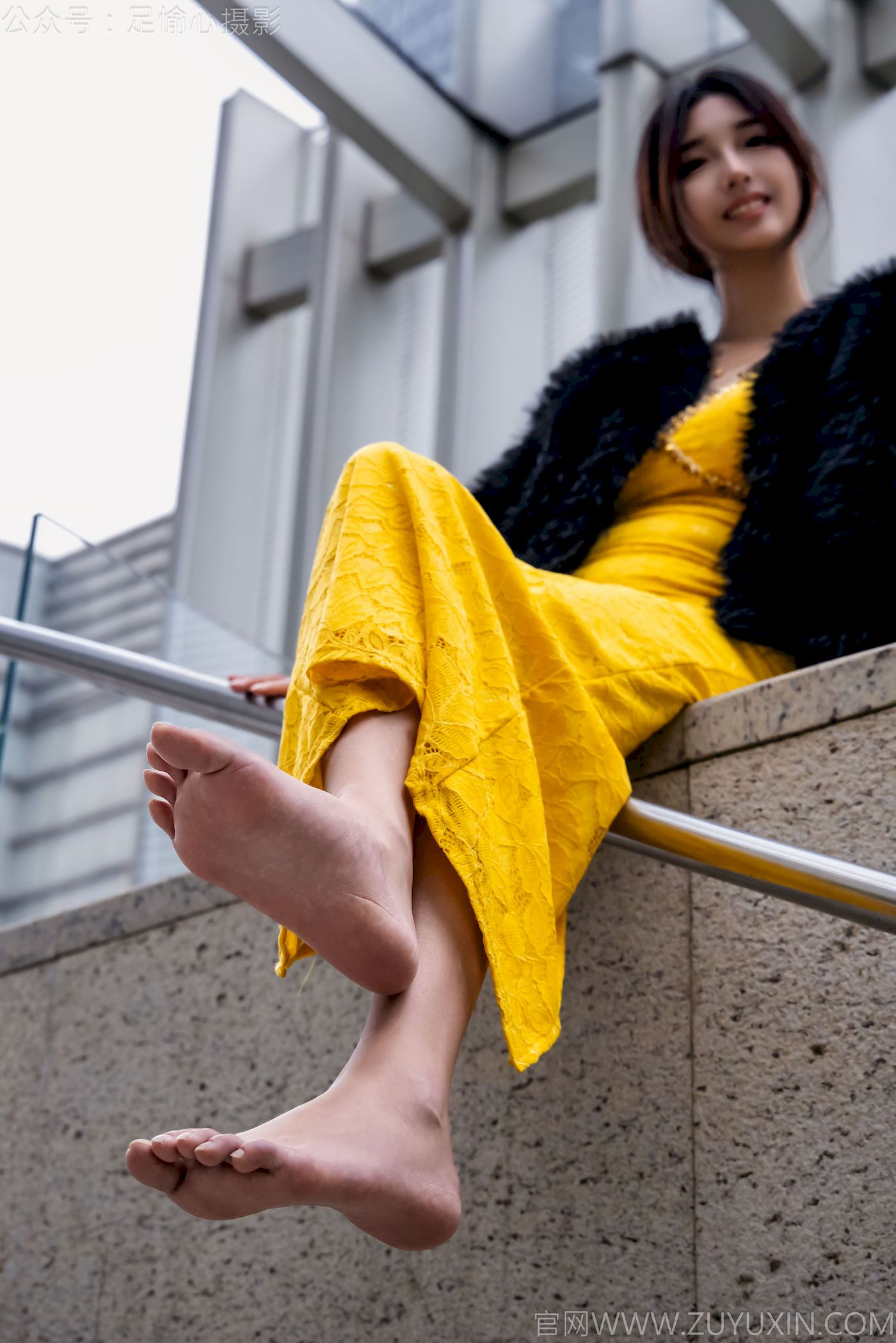 足愉心模特星朵黑色毛衫黄色连衣裙裸足摄影