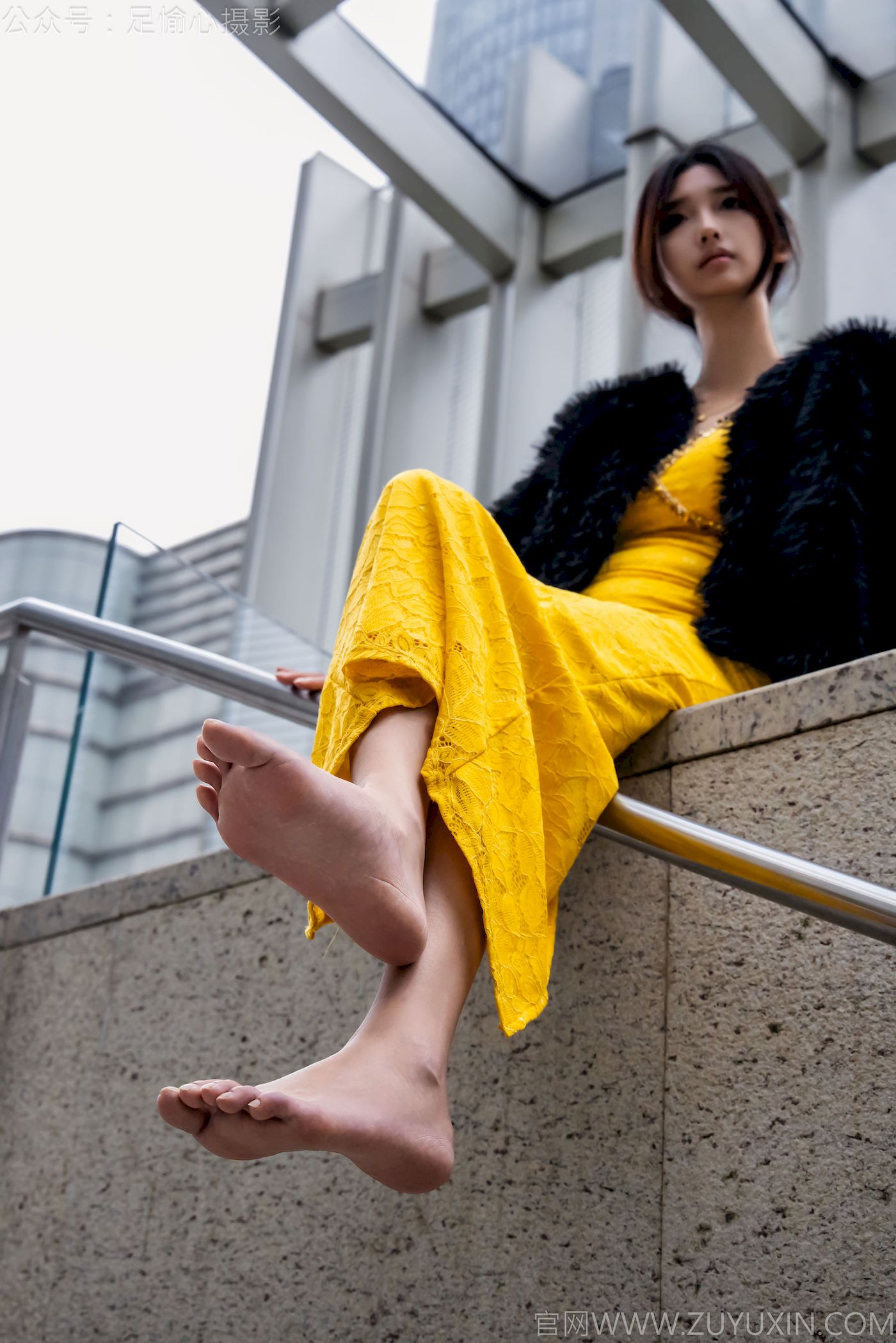 足愉心模特星朵黑色毛衫黄色连衣裙裸足摄影