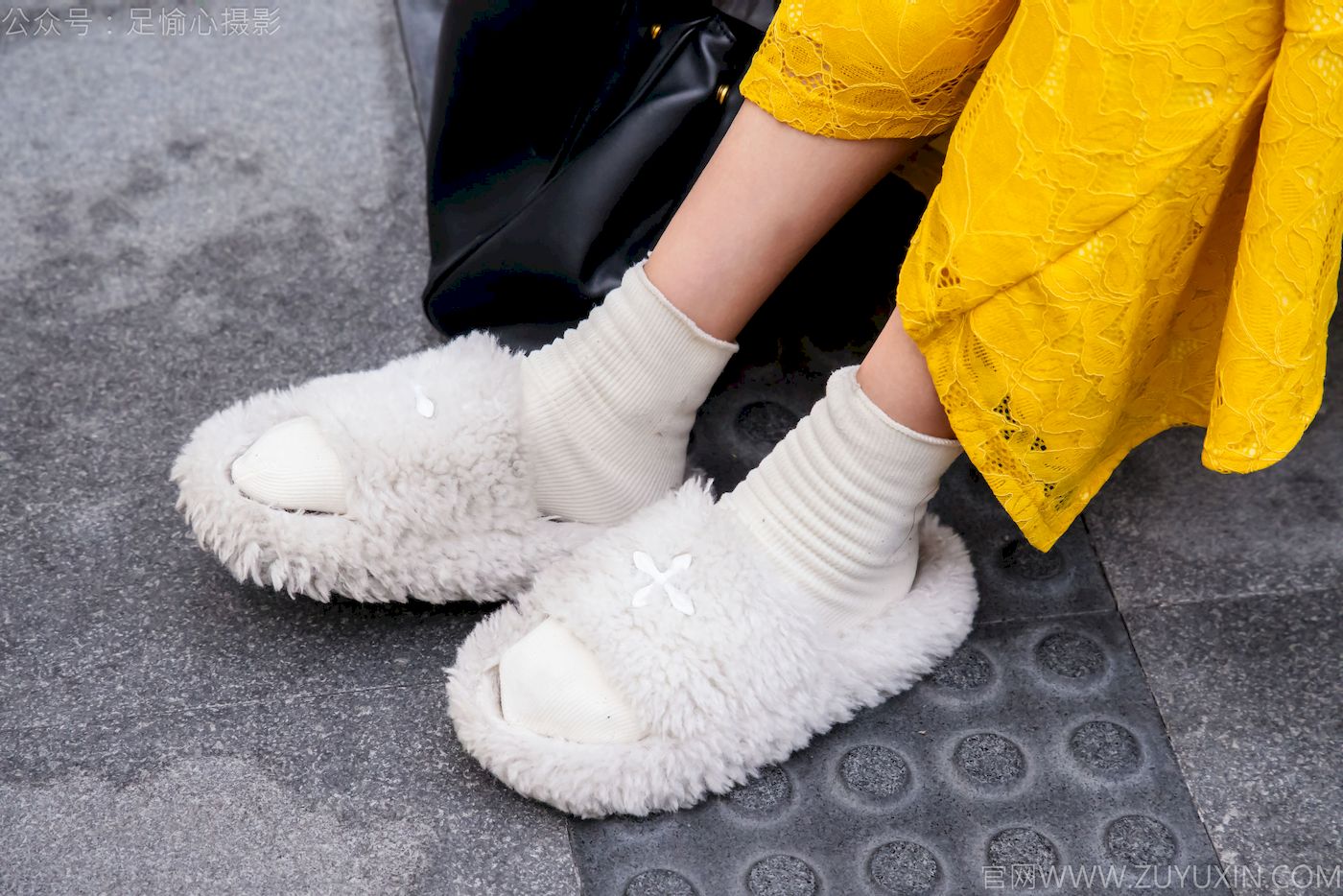 足愉心模特星朵黑色毛衫黄色连衣裙裸足摄影