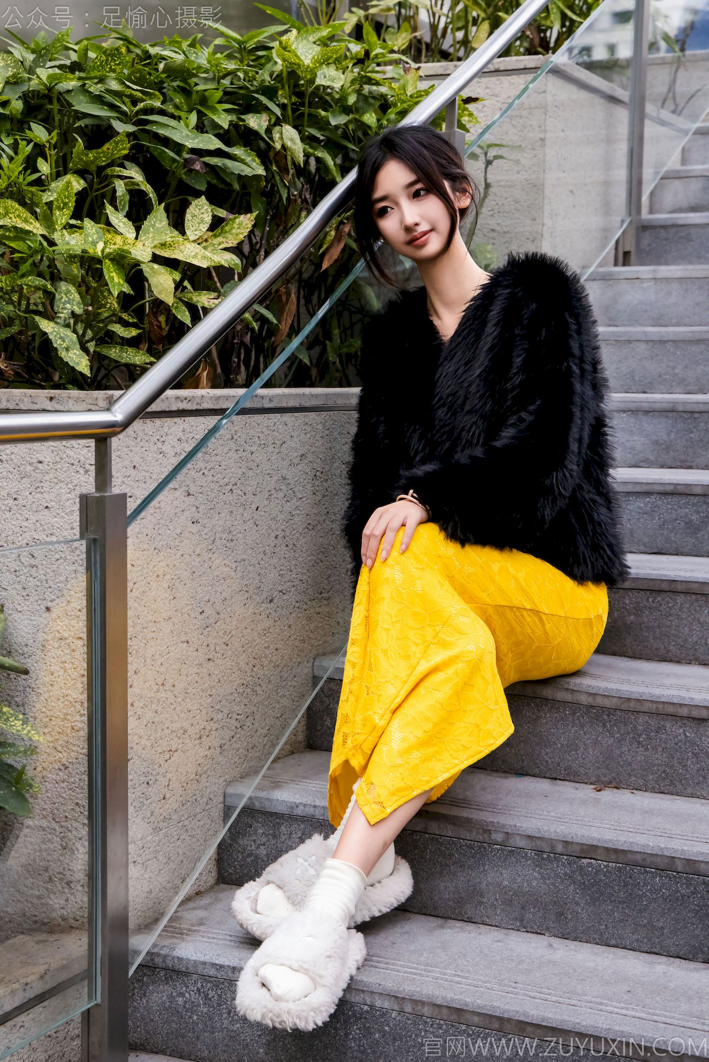 足愉心模特星朵黑色毛衫黄色连衣裙裸足摄影