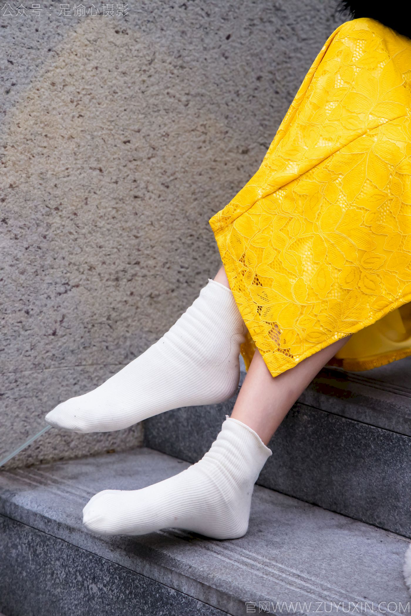 足愉心模特星朵黑色毛衫黄色连衣裙裸足摄影