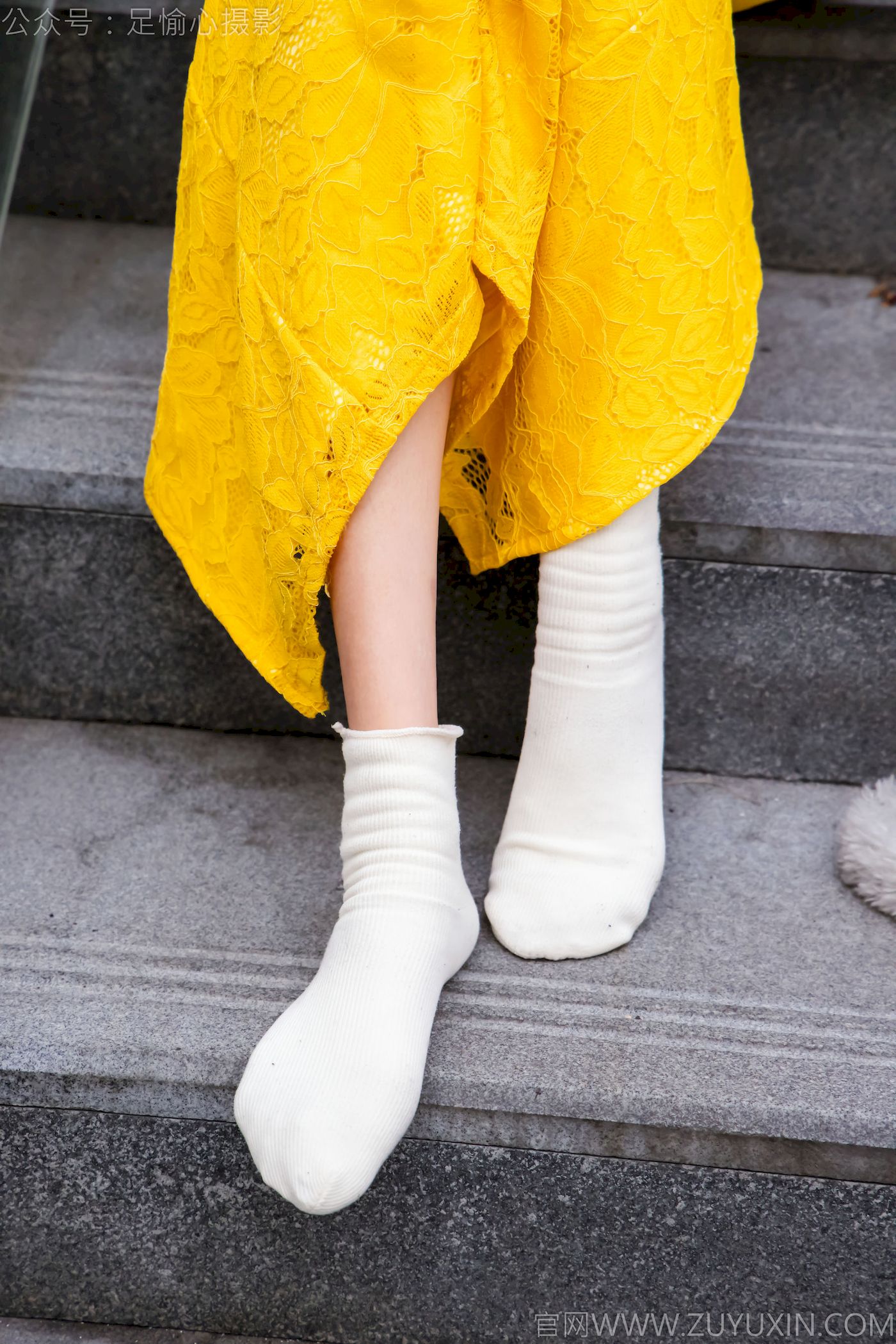 足愉心模特星朵黑色毛衫黄色连衣裙裸足摄影
