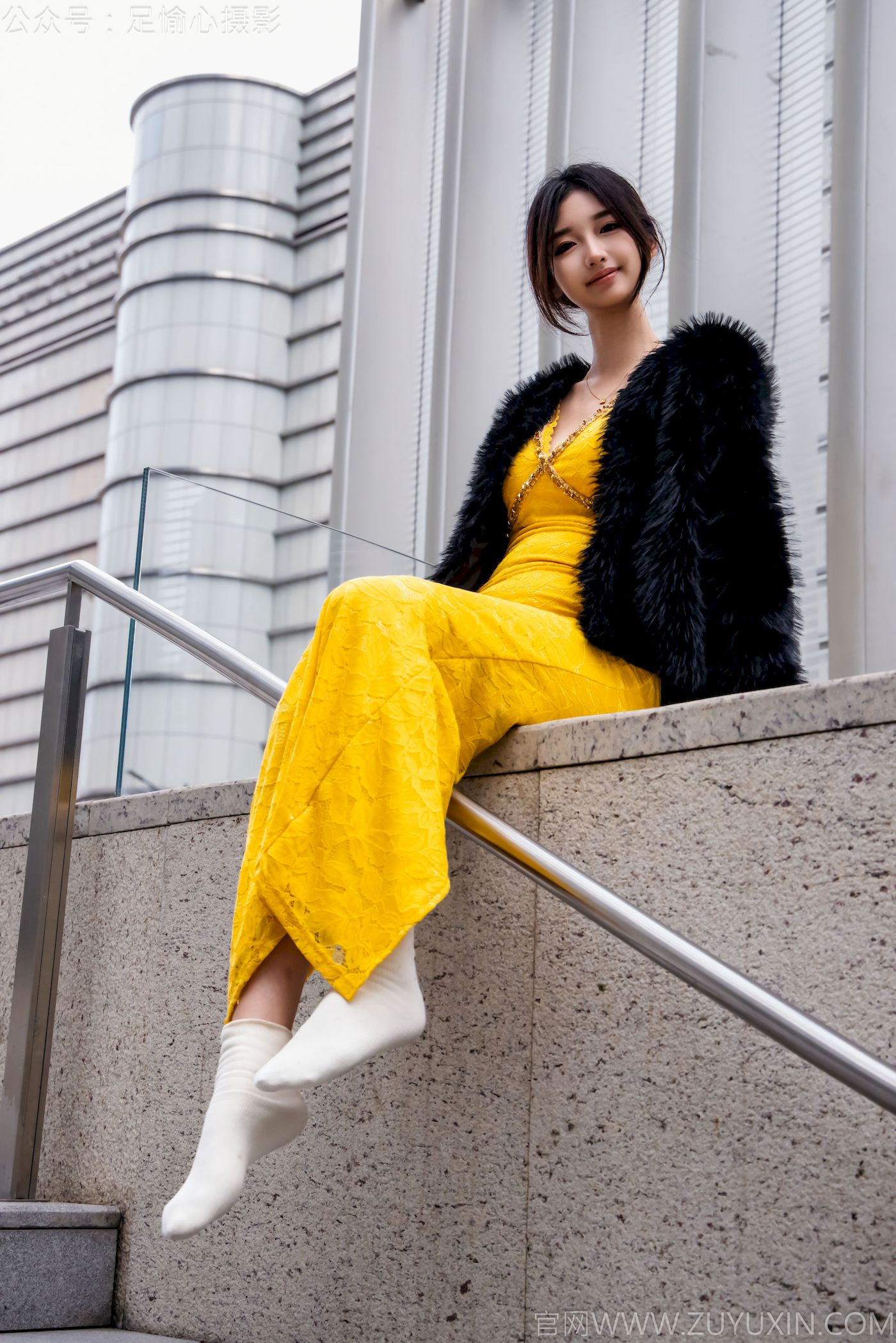 足愉心模特星朵黑色毛衫黄色连衣裙裸足摄影