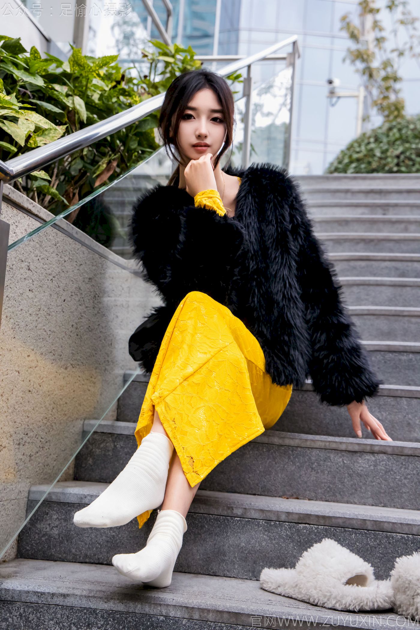 足愉心模特星朵黑色毛衫黄色连衣裙裸足摄影
