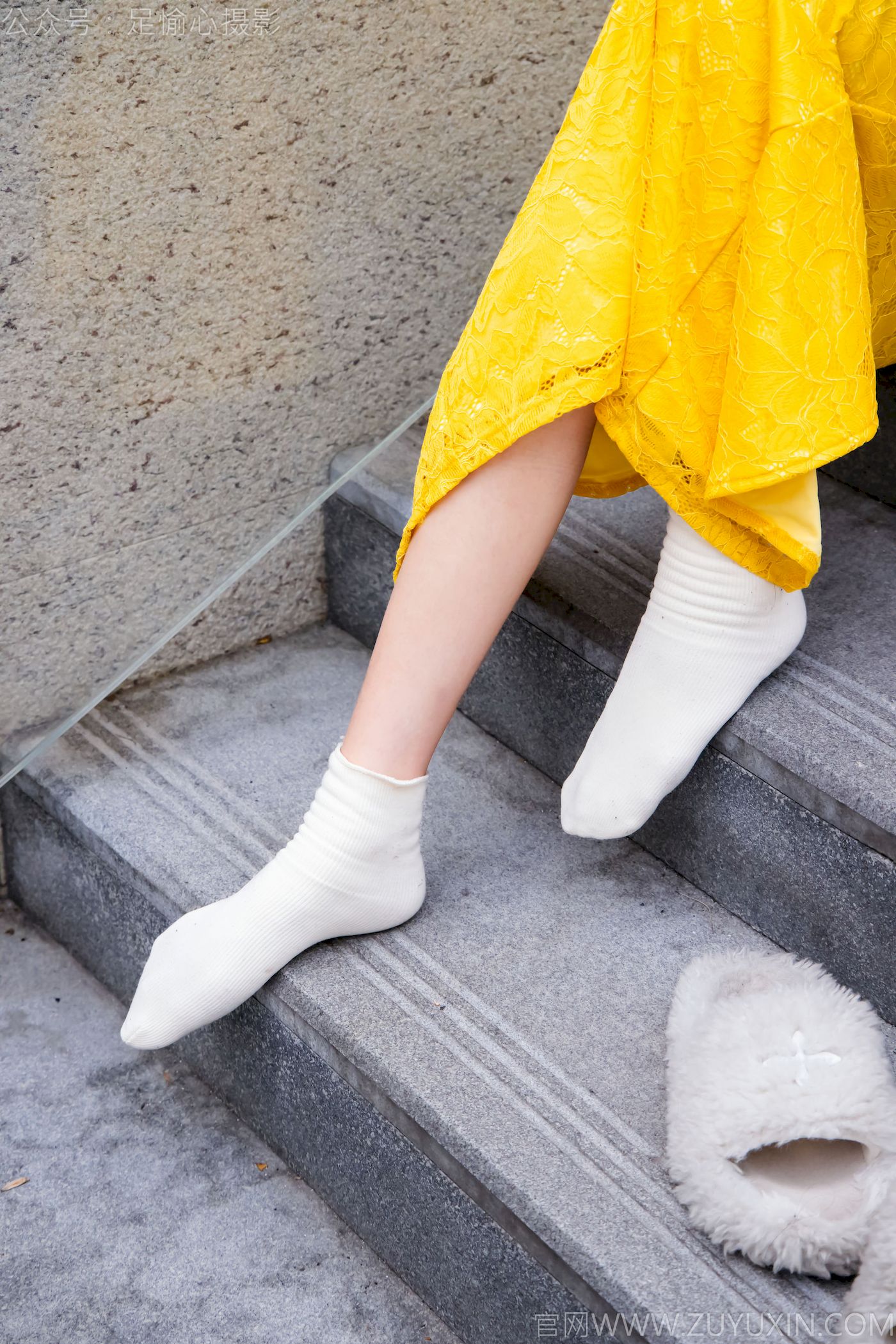 足愉心模特星朵黑色毛衫黄色连衣裙裸足摄影