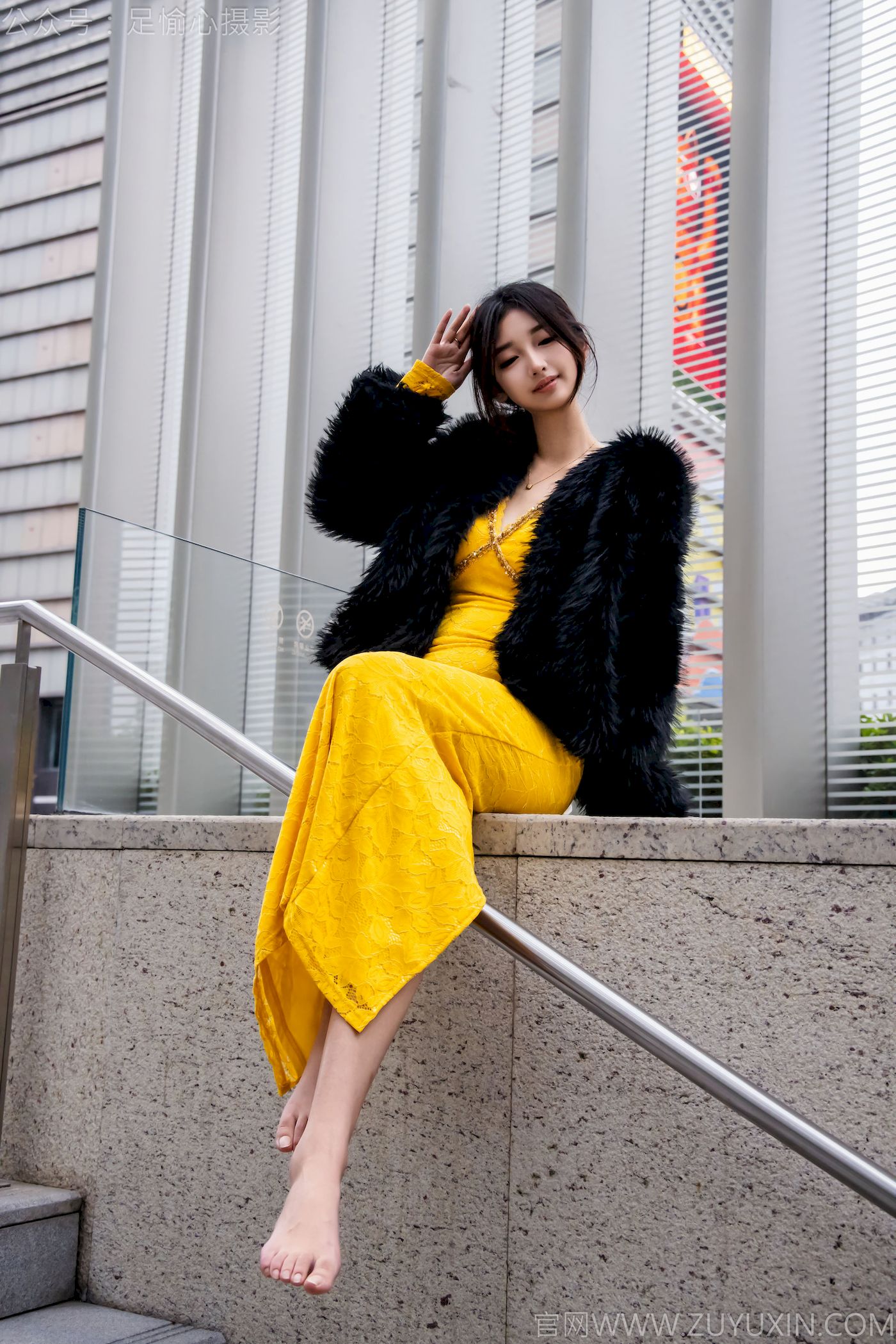 足愉心模特星朵黑色毛衫黄色连衣裙裸足摄影