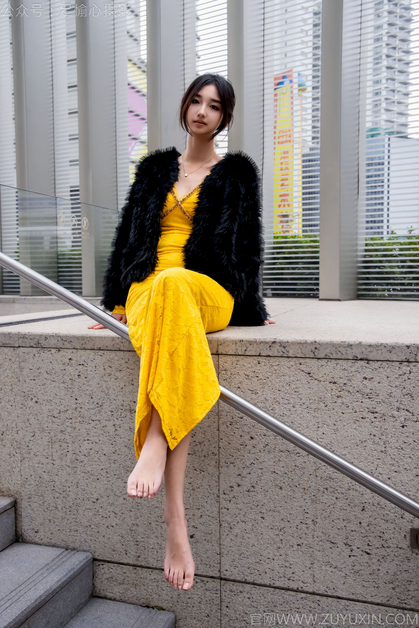 足愉心模特星朵黑色毛衫黄色连衣裙裸足摄影