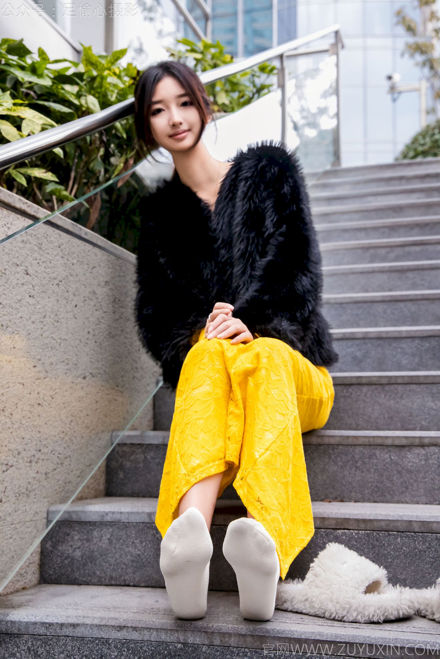 足愉心模特星朵黑色毛衫黄色连衣裙裸足摄影