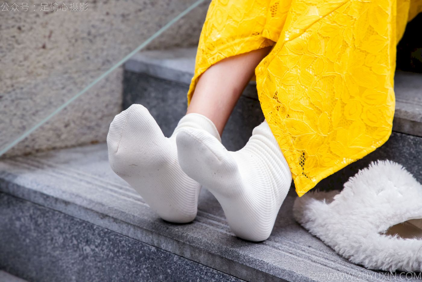 足愉心模特星朵黑色毛衫黄色连衣裙裸足摄影