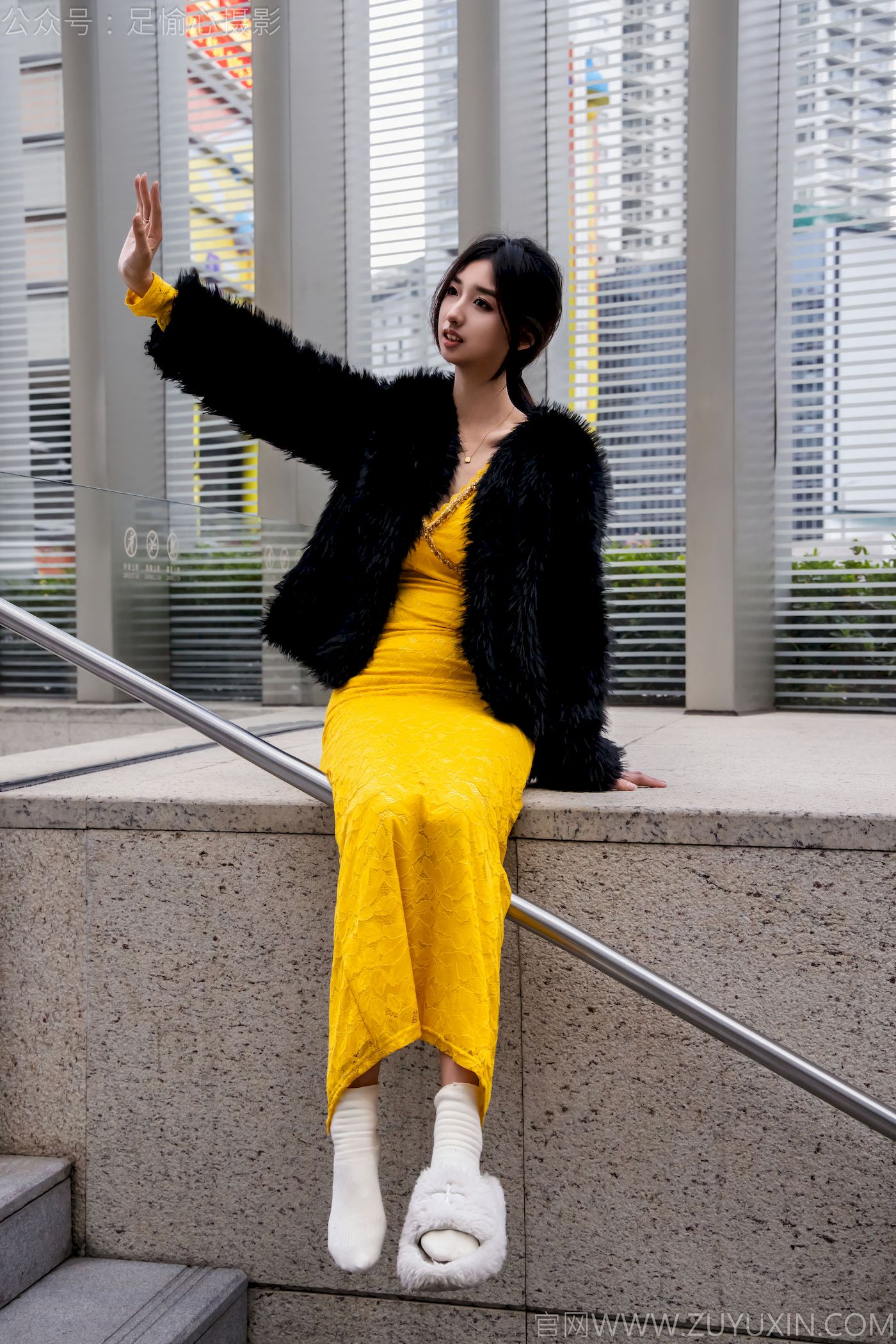 足愉心模特星朵黑色毛衫黄色连衣裙裸足摄影