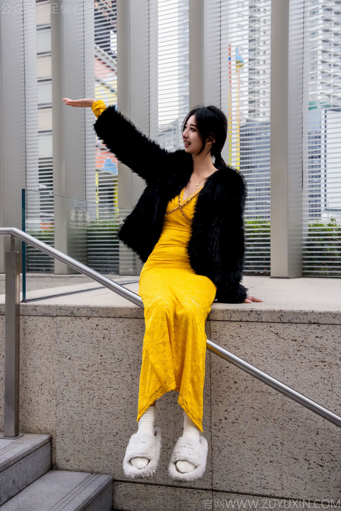 足愉心模特星朵黑色毛衫黄色连衣裙裸足摄影