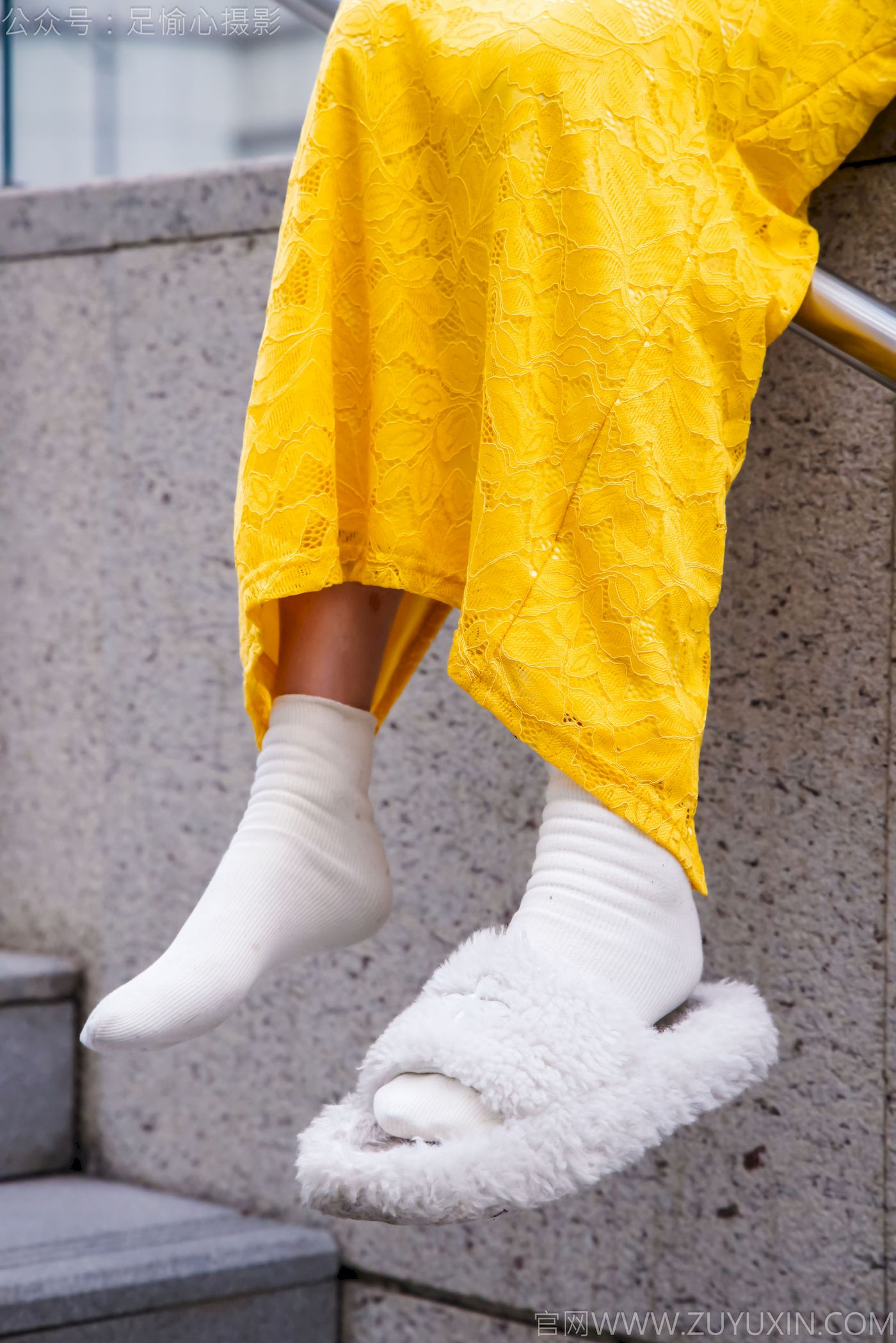 足愉心模特星朵黑色毛衫黄色连衣裙裸足摄影