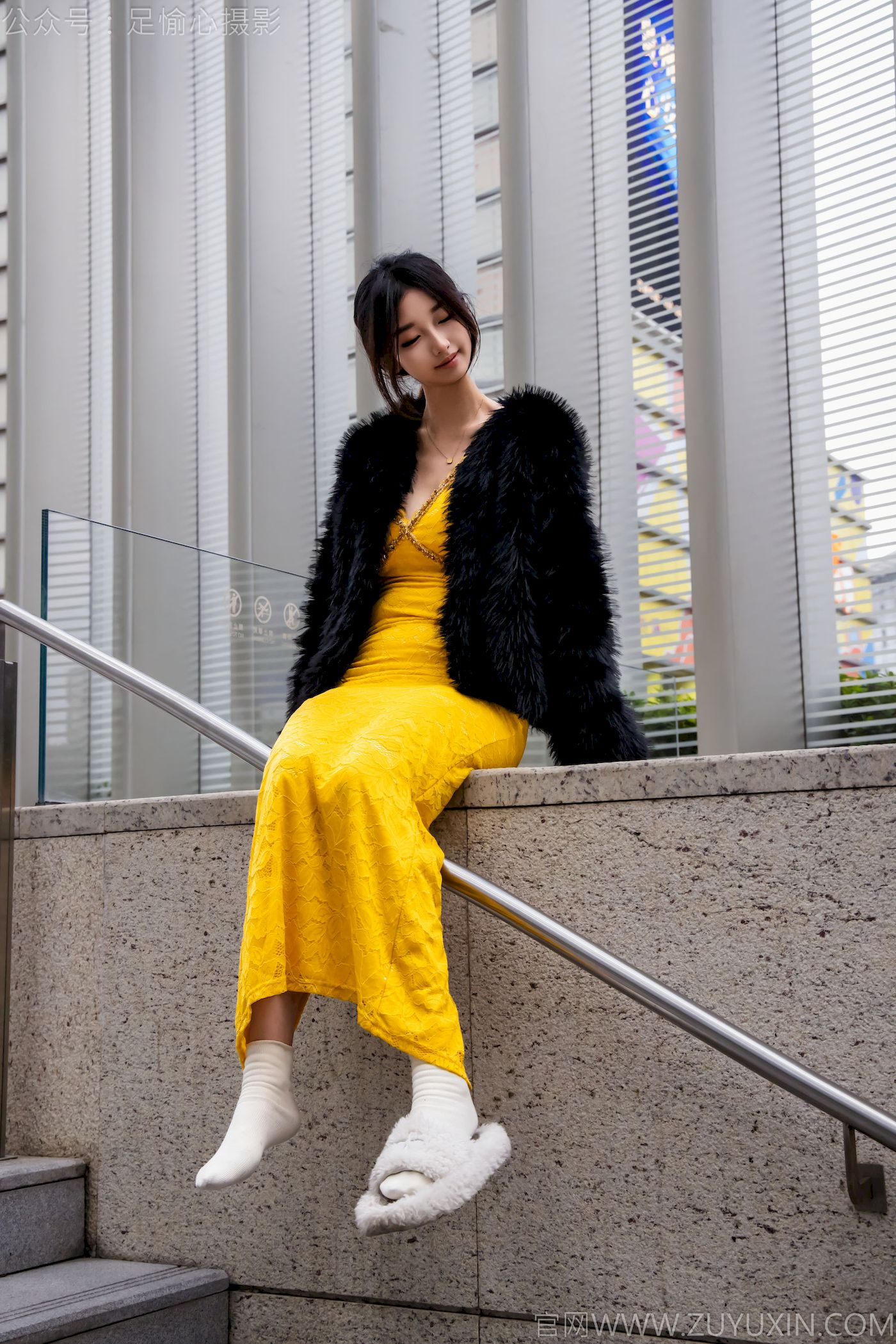 足愉心模特星朵黑色毛衫黄色连衣裙裸足摄影