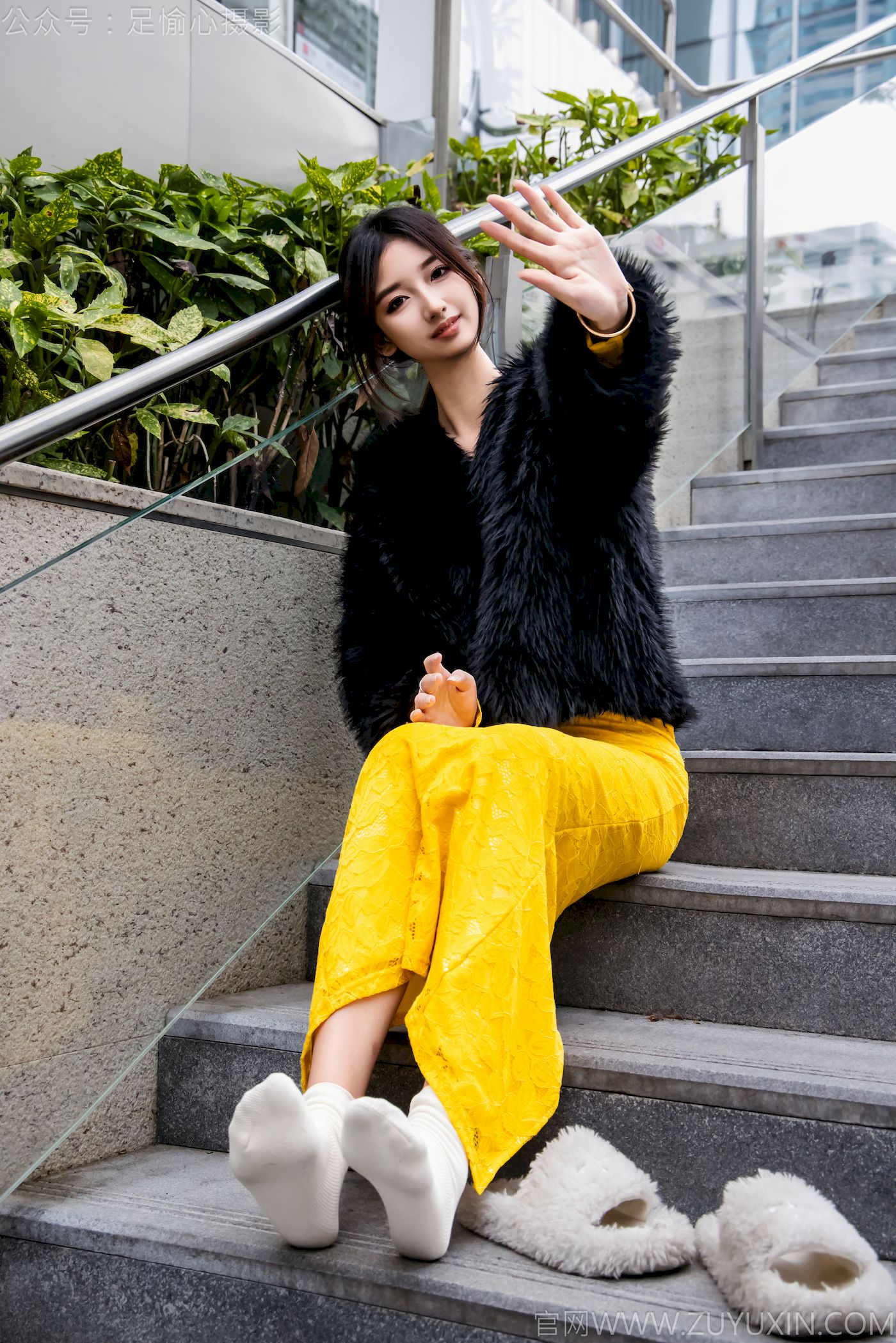足愉心模特星朵黑色毛衫黄色连衣裙裸足摄影